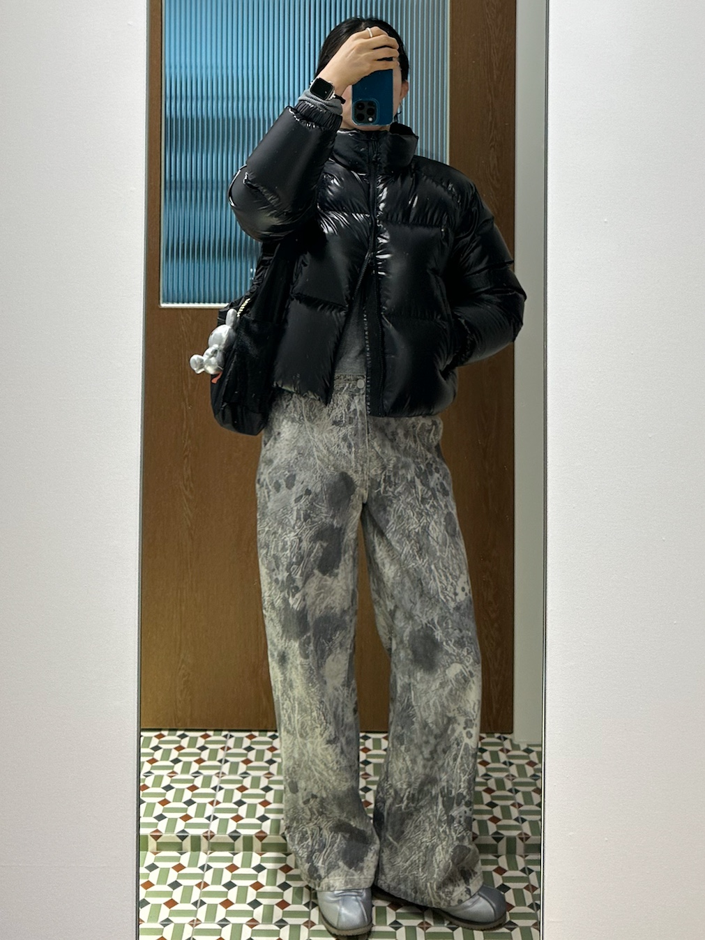 Montbell Pocketable Light Shoulder Bag Small Black, Nike Cortez Leather SE Metallic Cool Grey Black 착용 스타일 - 3