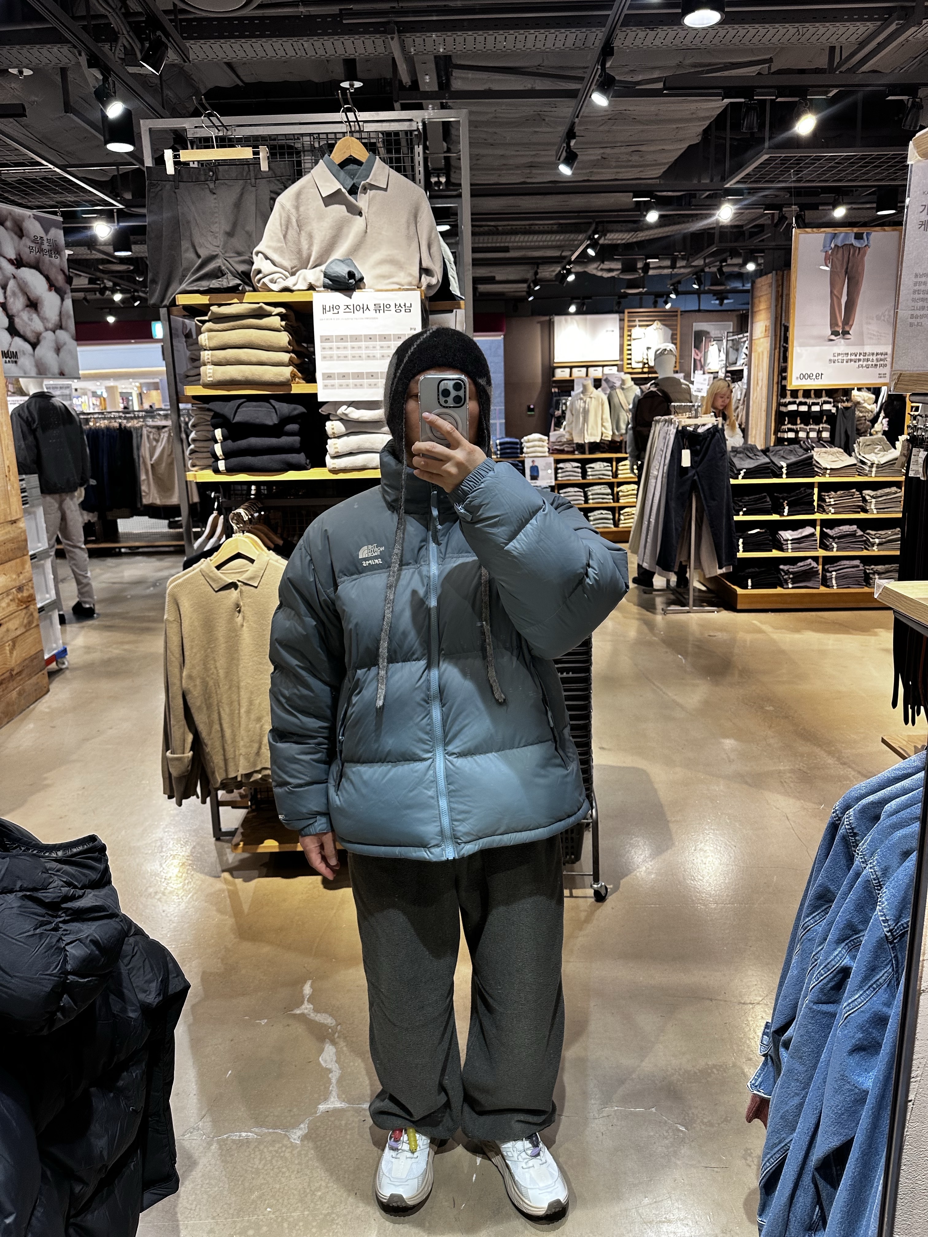 The North Face x Skims 1996 Nuptse Jacket SK Kyanite, ROA x Our Legacy Work Shop Bonnet Mohair Beanie Slate 착용 스타일