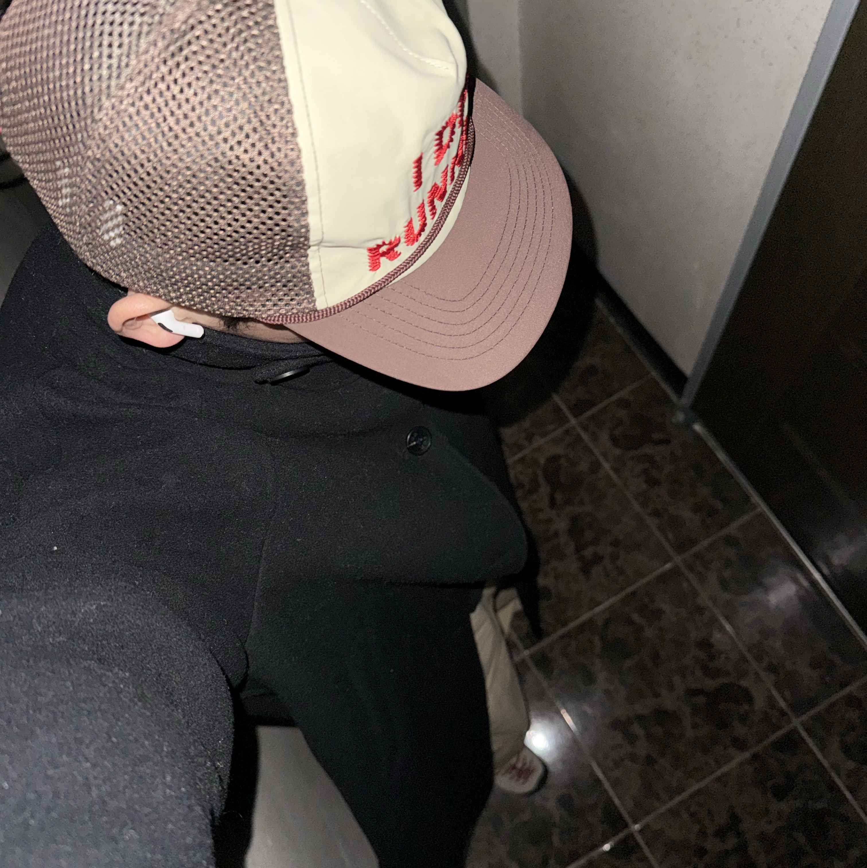 Alex Zono I Dig Running Trucker Hat OG Brown, Keen Jasper Suede Sneakers Silver Mink 착용 스타일