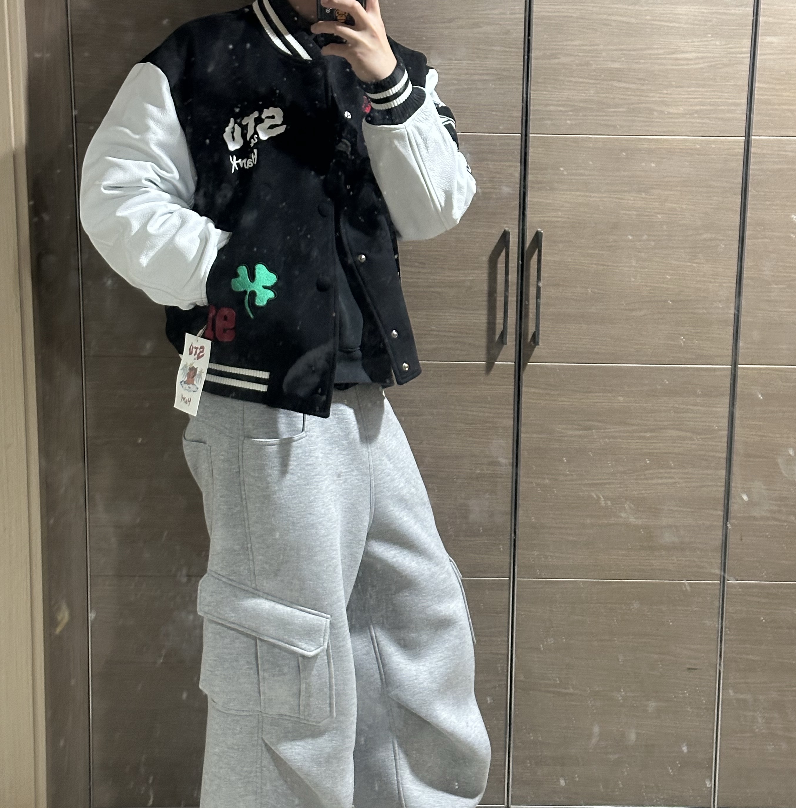 STU X HANK Varsity Jacket Black, Kamien Balloon Cargo Sweatpants Melange Gray 착용 스타일