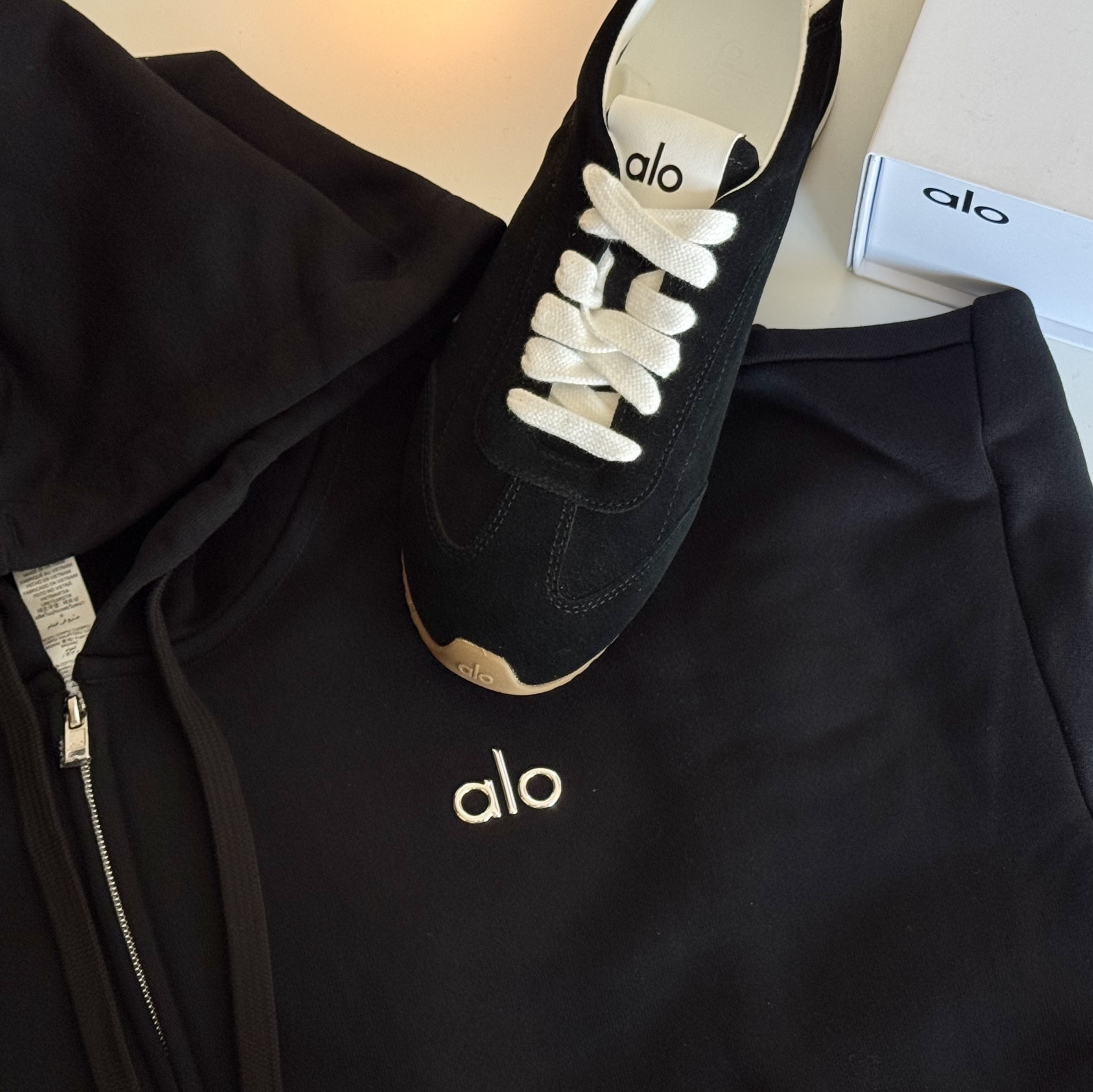 Alo Yoga Accolade Full Zip Hoodie Black, (W) Alo Yoga Sunset Sneaker Black 착용 스타일 - 2