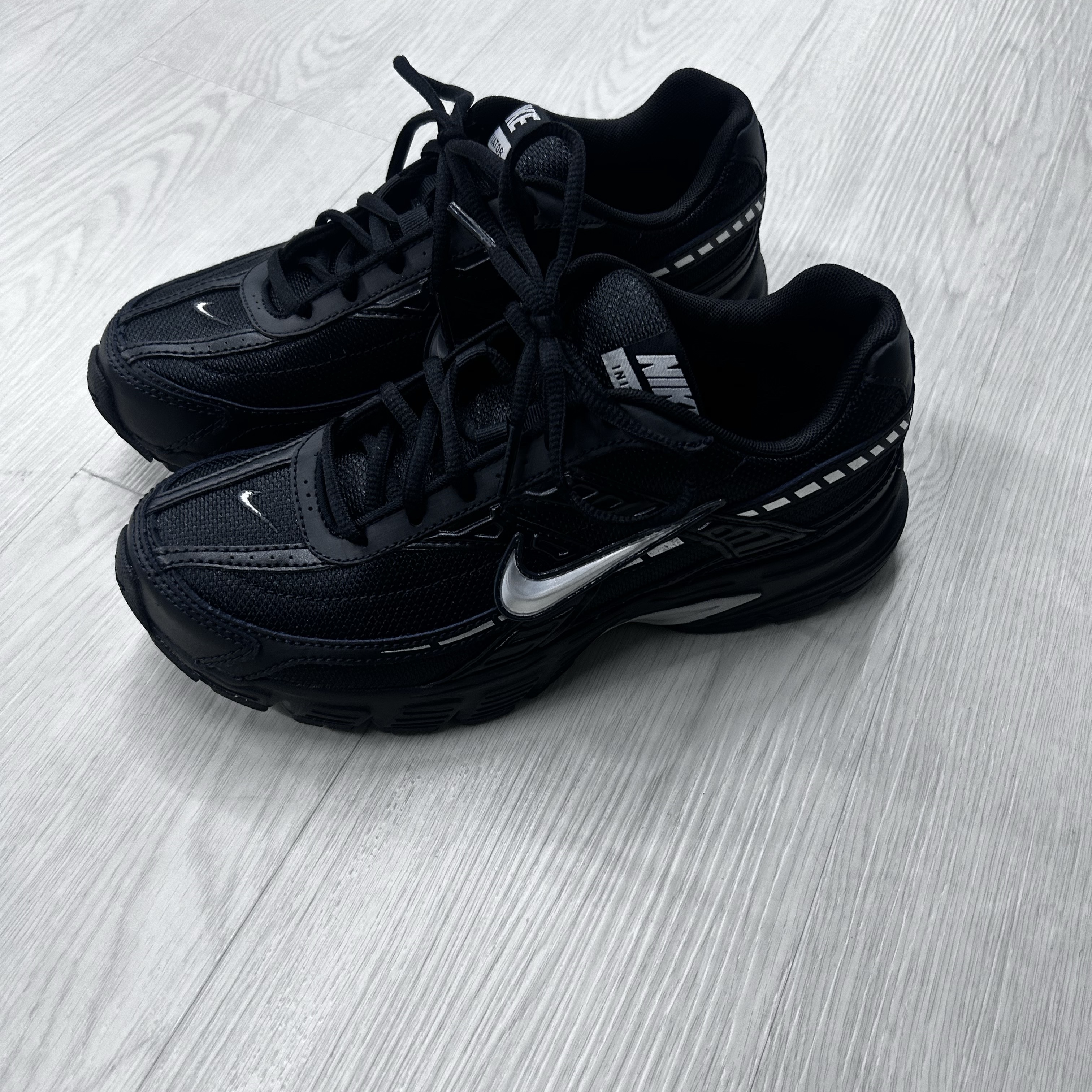 Nike Initiator Black Metallic Silver 착용 스타일