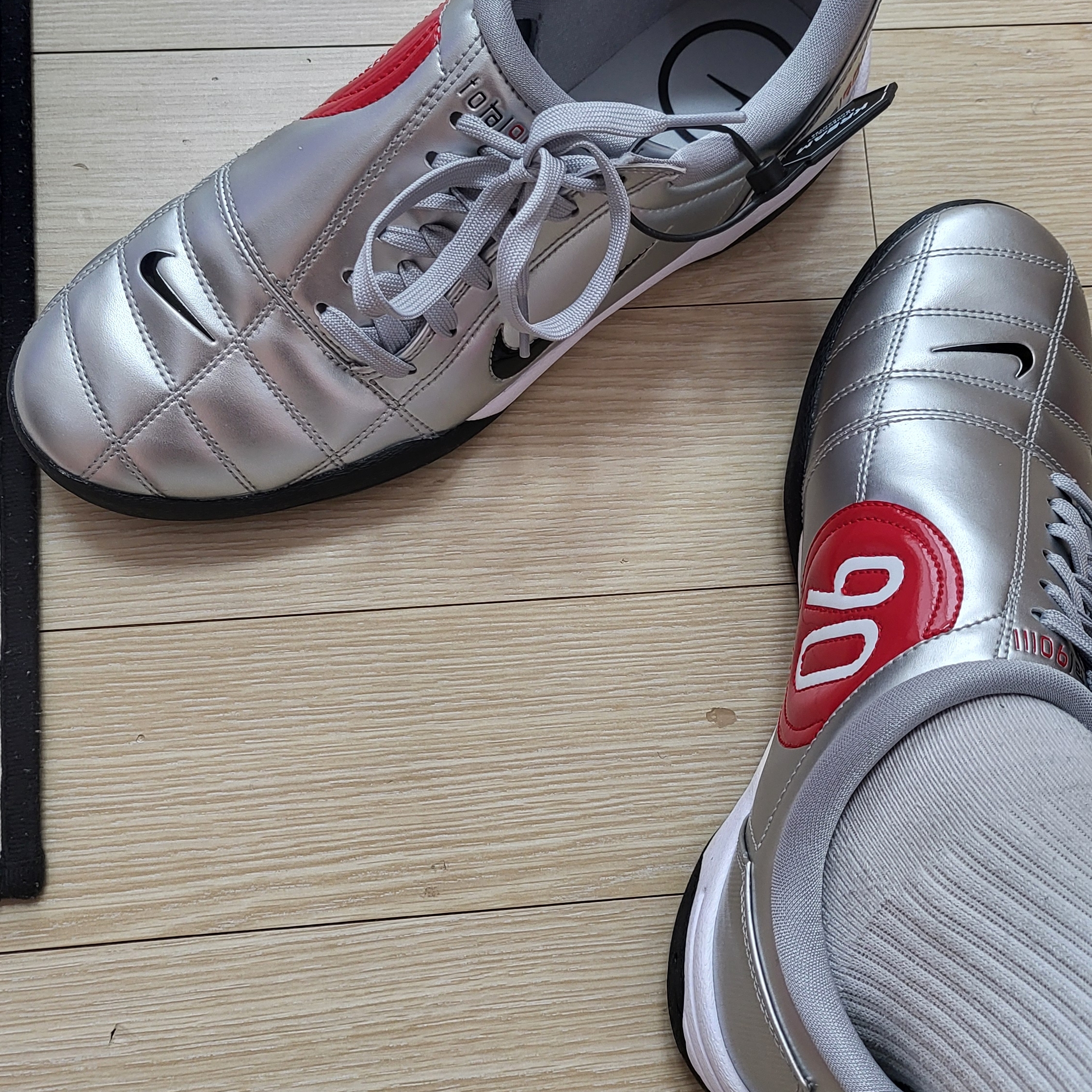 (W) Nike Total 90 Metallic Silver University Red 착용 스타일 - 2