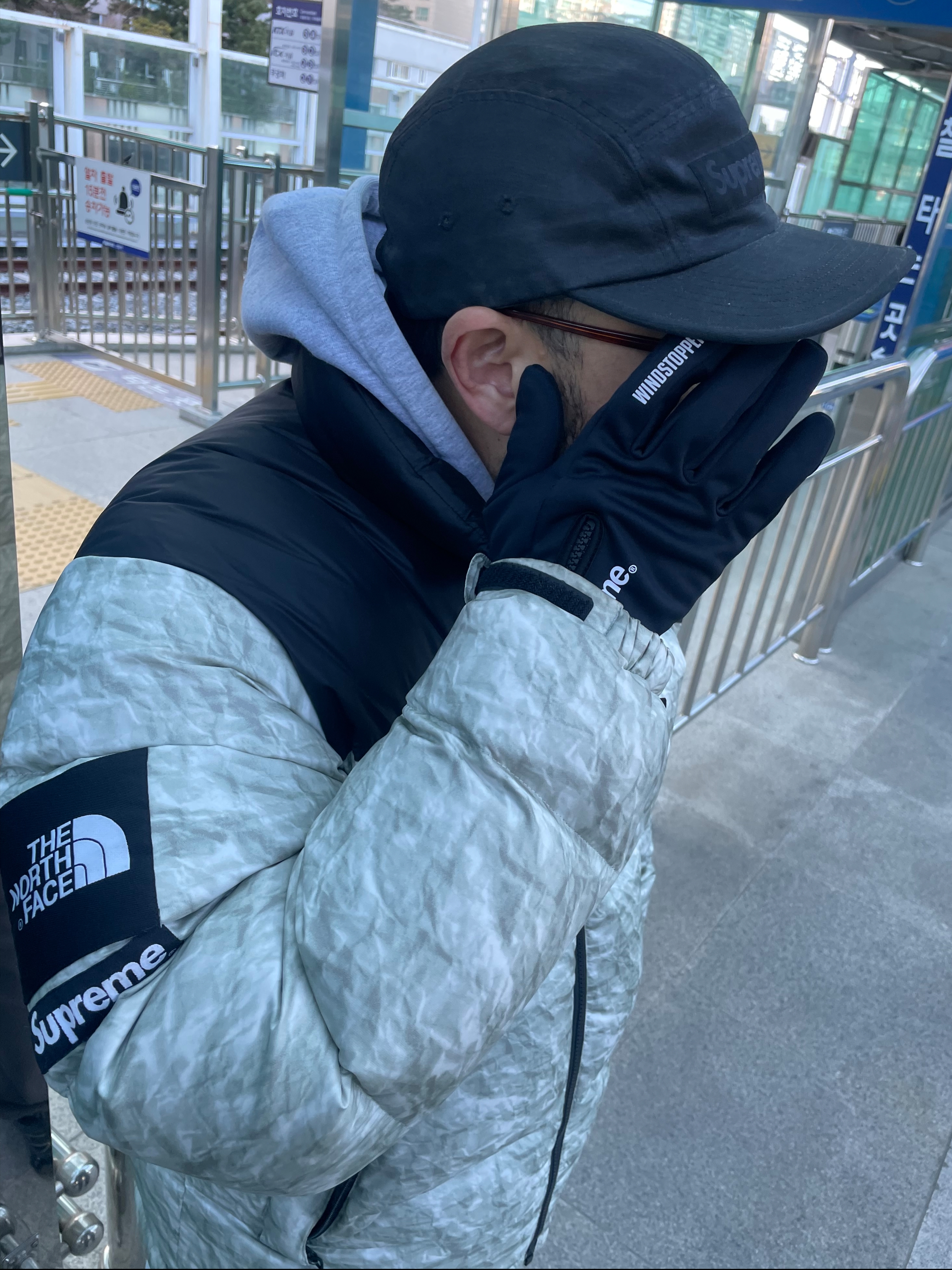 Supreme x The North Face Paper Print Nuptse Jacket - 19FW, Supreme x MM6 Maison Margiela Painted Camp Cap Black - 24SS 착용 스타일