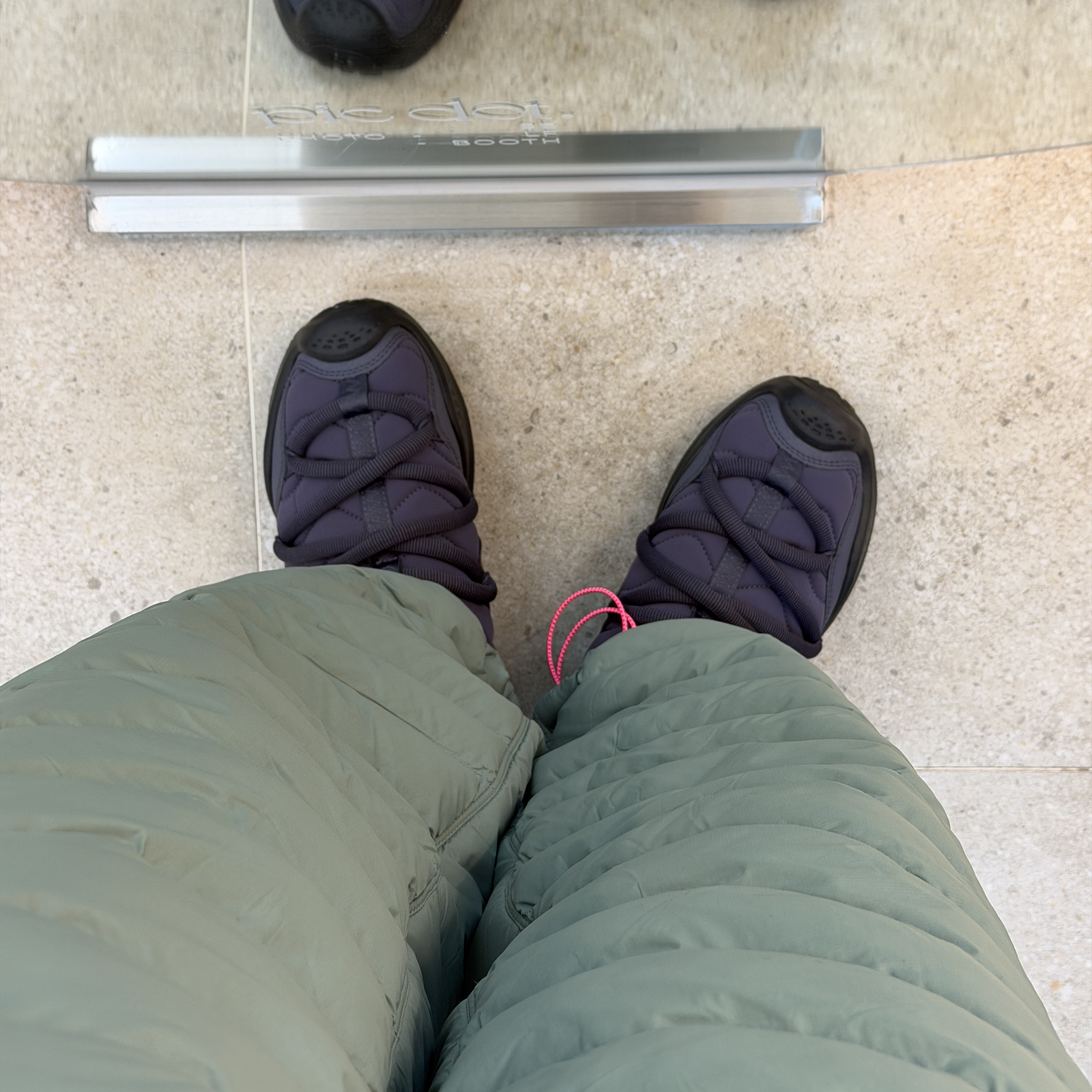 Hoka Ora Primo Squid Ink Black, Nike ACG Lava Flow Therma-Fit ADV Trousers Clay Green Mint Foam - Asia 착용 스타일 - 1