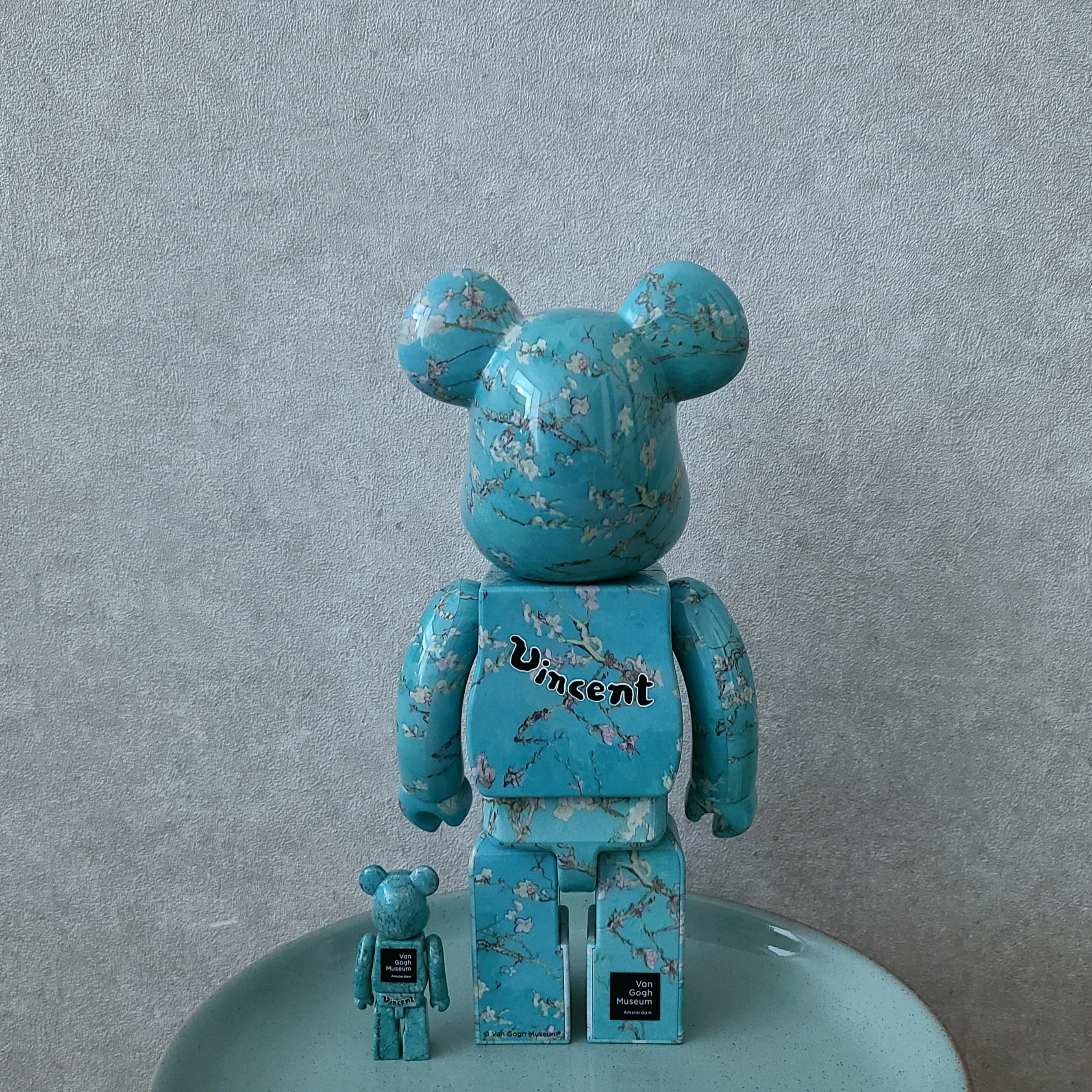 Bearbrick x Vincent Van Gogh Museum Almond Blossom 100% & 400% Set 착용 스타일 - 2