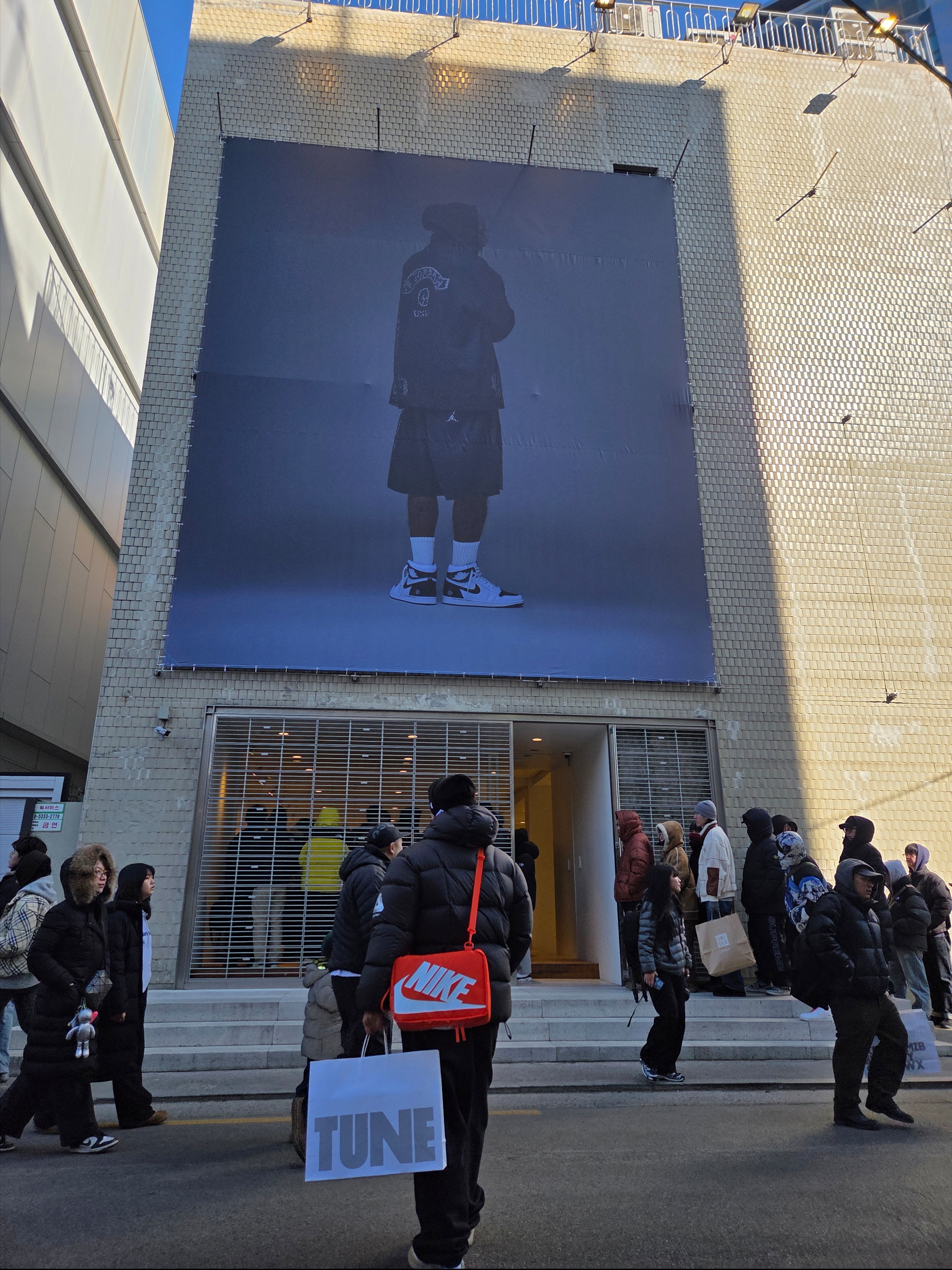 Palace Pertex Frost Balaclava Puffa Black - 22FW, Palace New Era Peak Beanie Black - 24SS 착용 스타일 - 1