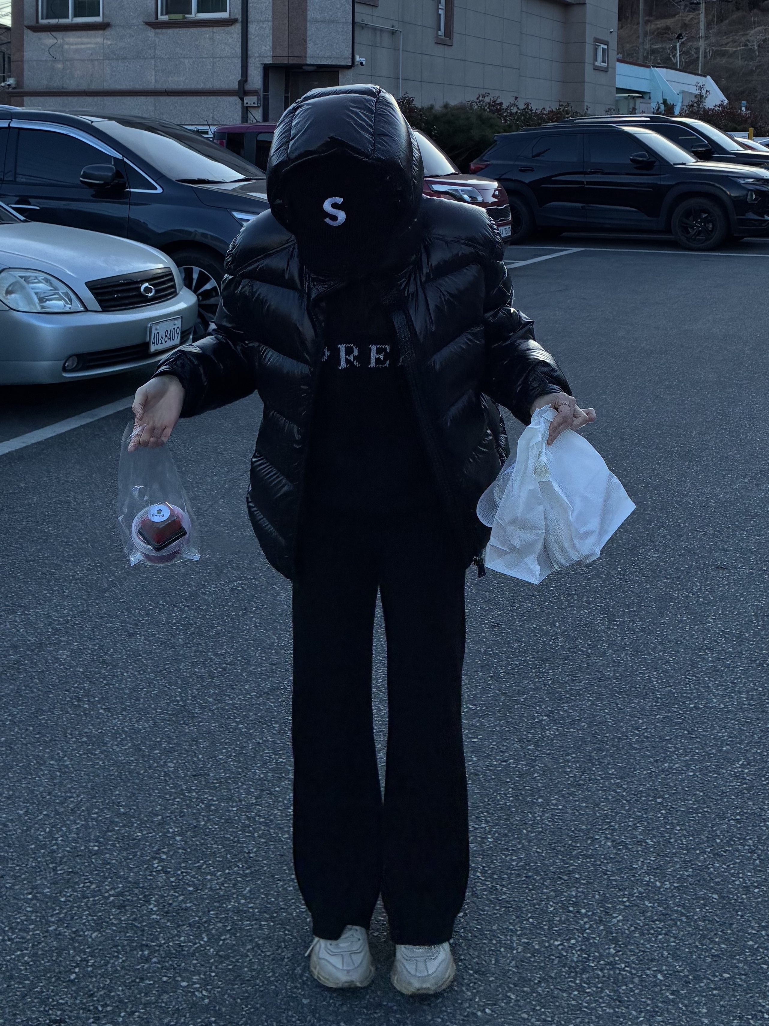 Supreme Old English Sweater Black - 24SS, Supreme Corduroy S Logo 6-Panel Black - 24FW 착용 스타일