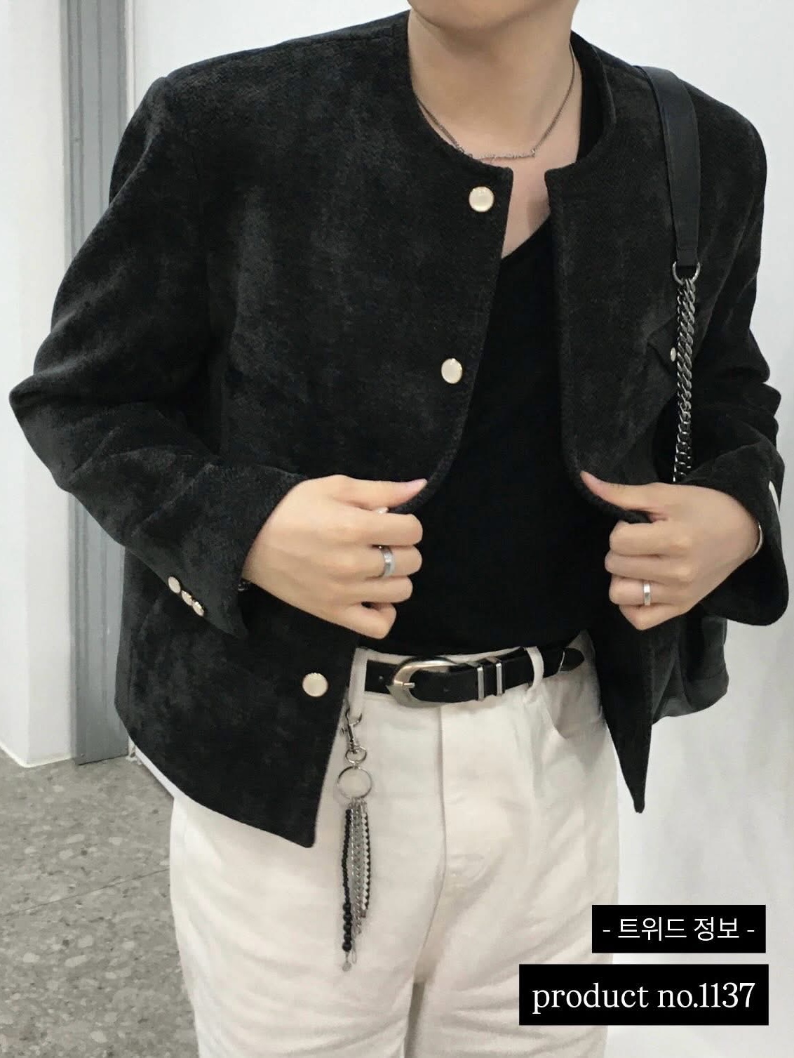 Jacquemus La Chaine Signature Logo Chain Necklace Silver, Zara Rock Style Flap Shoulder Bag Black 착용 스타일 - 6