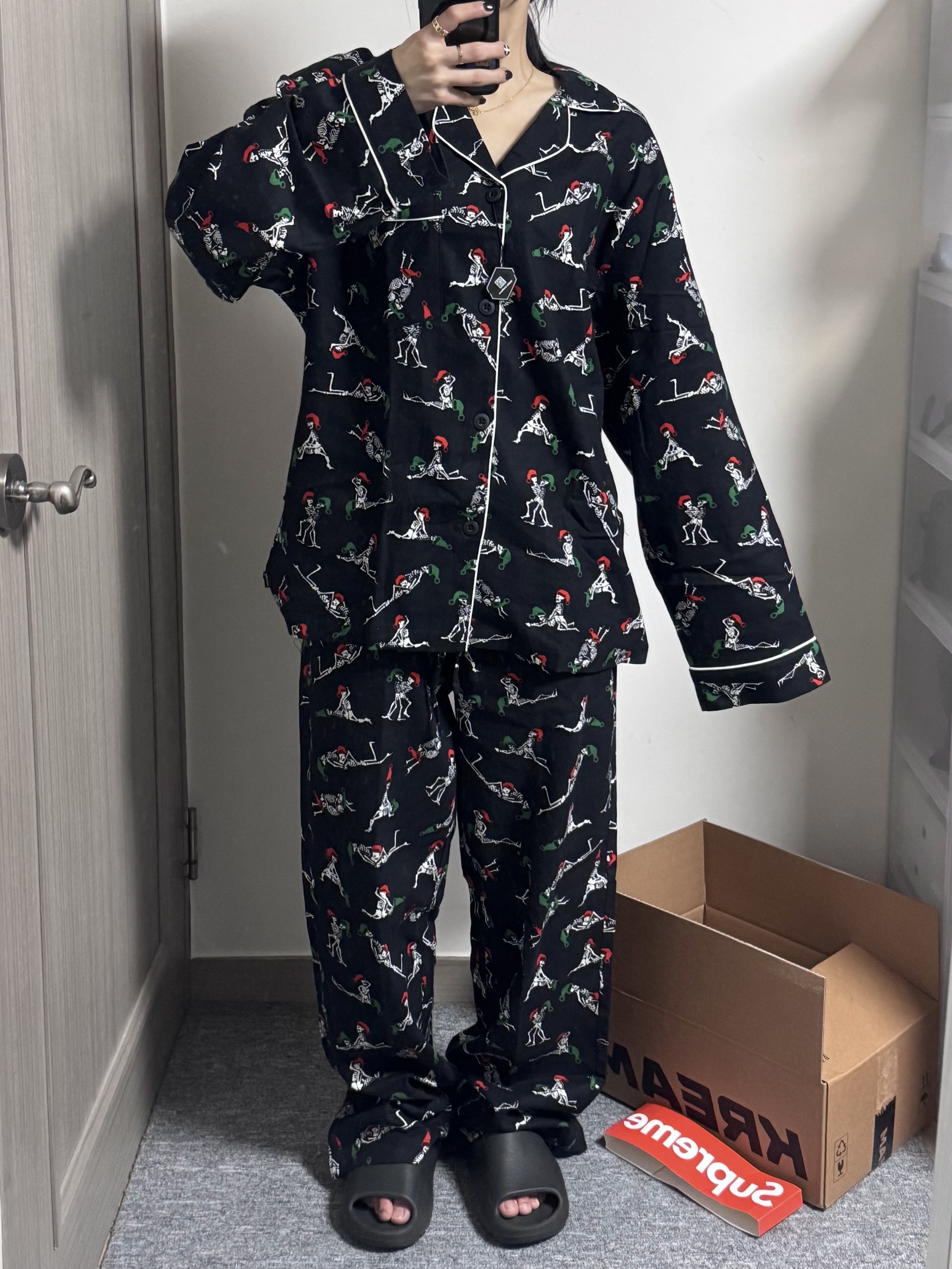 Supreme Holiday Pajama Set Black - 25FW 착용 스타일