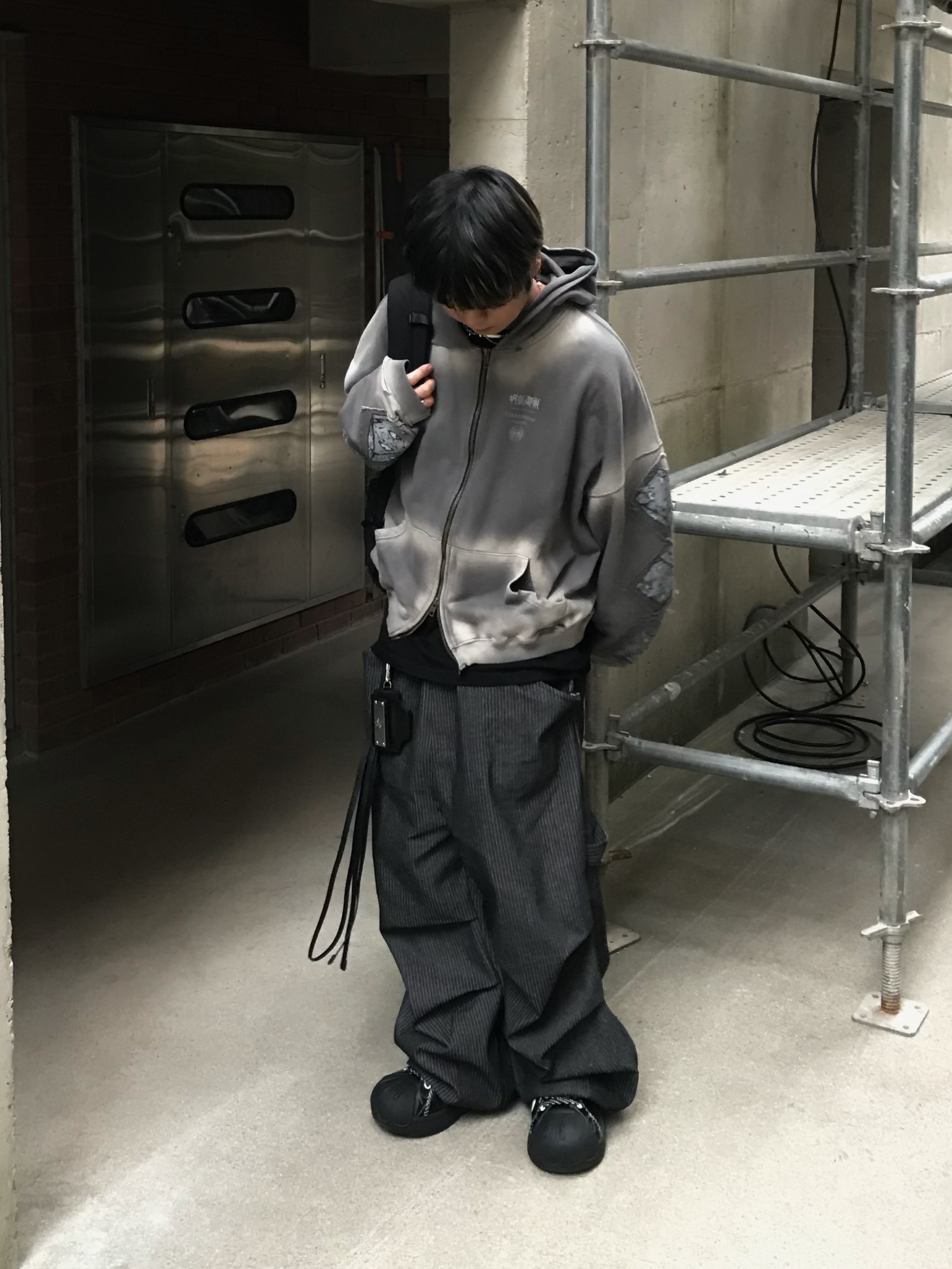 JUJUTSU KAISEN Undermycar Prison Realm Patch Vtg Zipped Hoodie Charcoal 착용 스타일 - 3