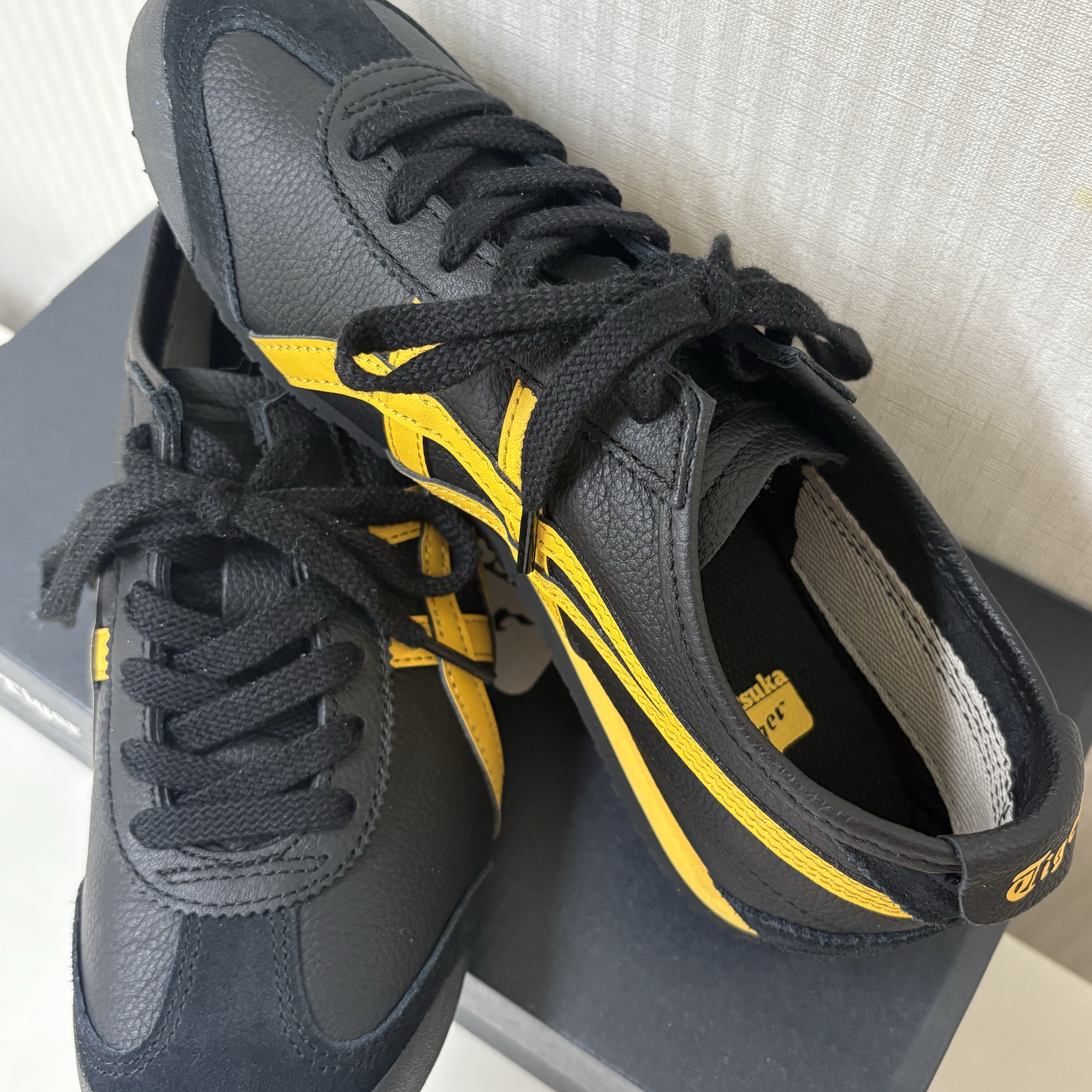 Onitsuka Tiger Mexico 66 Black Yellow 착용 스타일