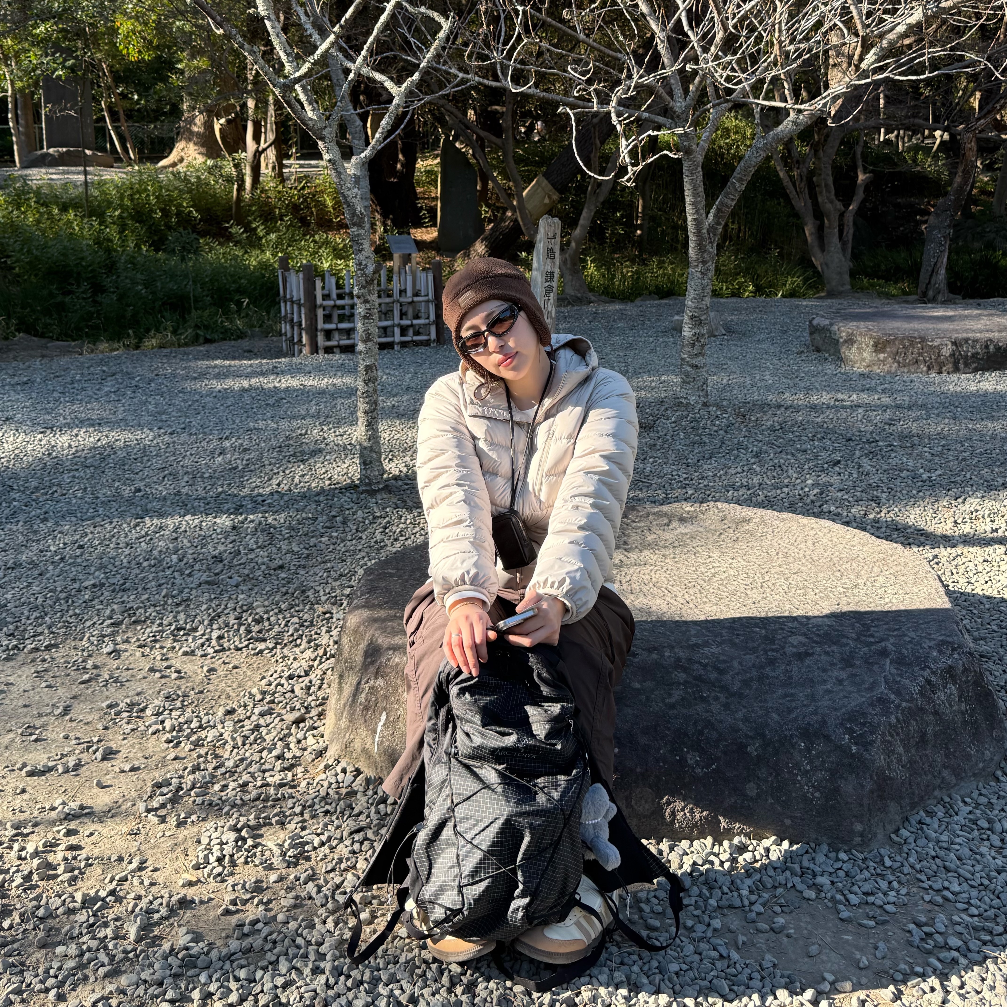 Balenciaga Swift Oval Sunglasses Black, Arc'teryx Aerios 18 Backpack Black 착용 스타일