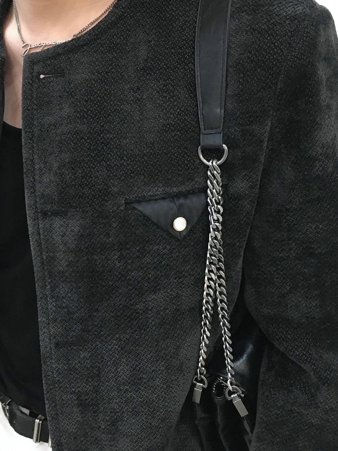 Jacquemus La Chaine Signature Logo Chain Necklace Silver, Zara Rock Style Flap Shoulder Bag Black 착용 스타일 - 9