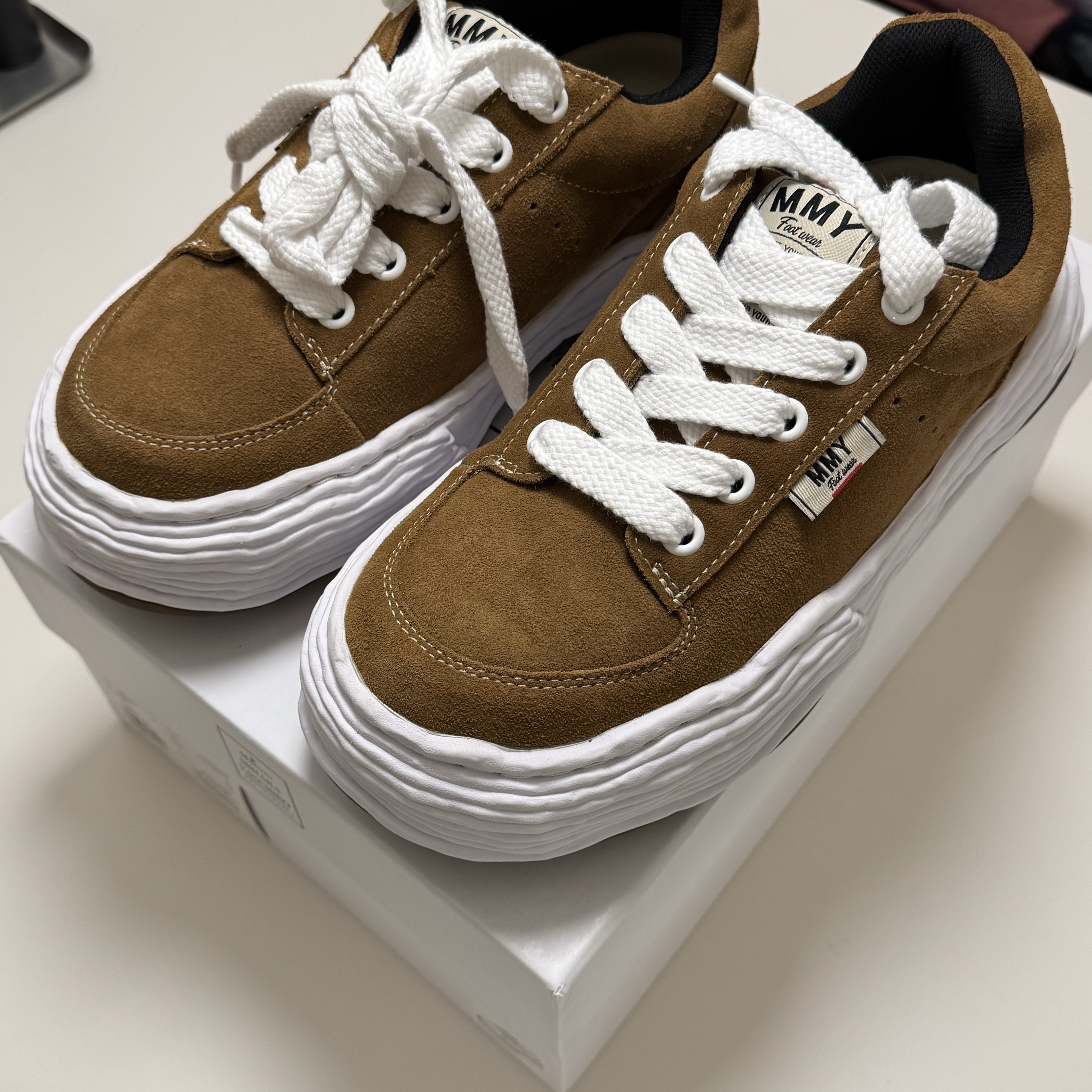 Maison Mihara Yasuhiro Oliver OG Sole Suede Low-top Sneakers Brown 착용 스타일 - 3