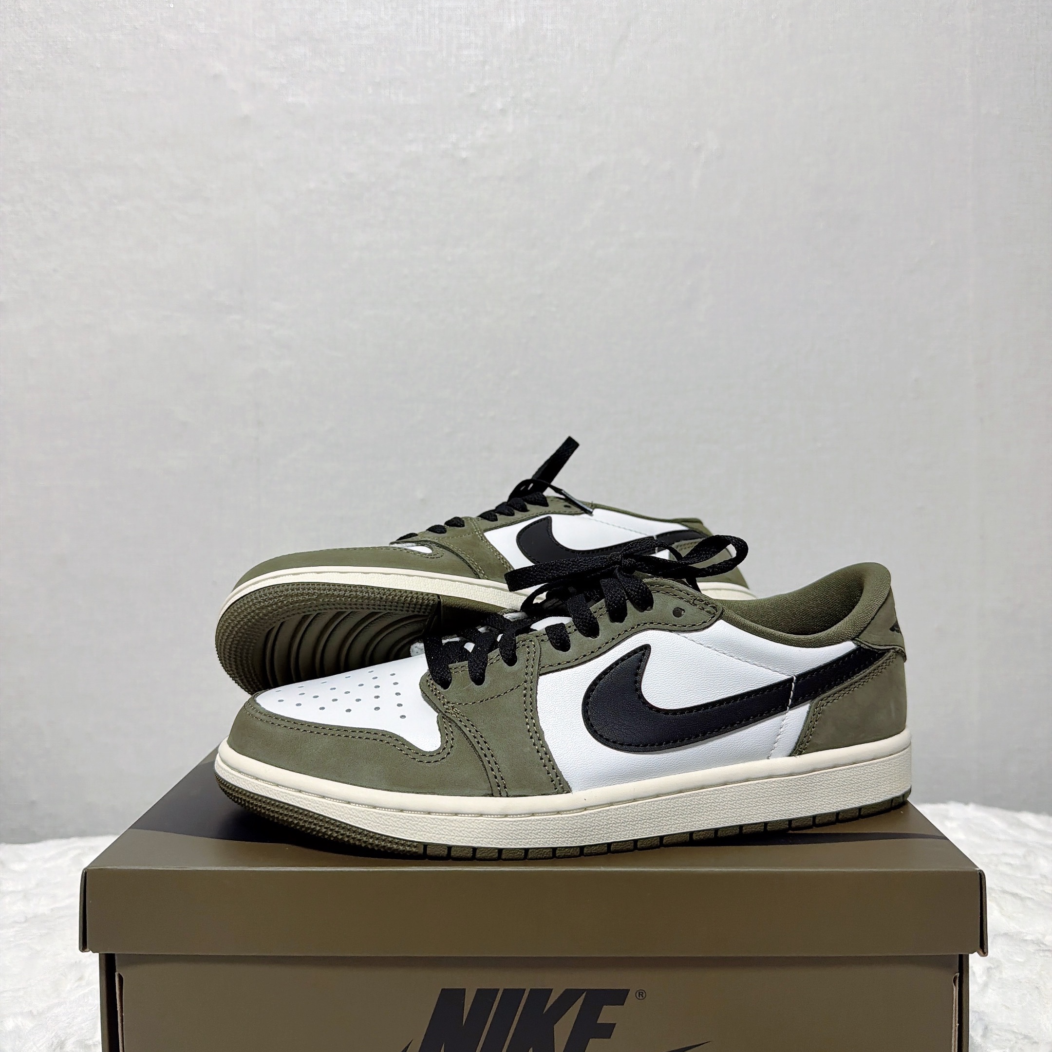 Jordan 1 Retro Low OG Medium Olive and Summit White 착용 스타일 - 1