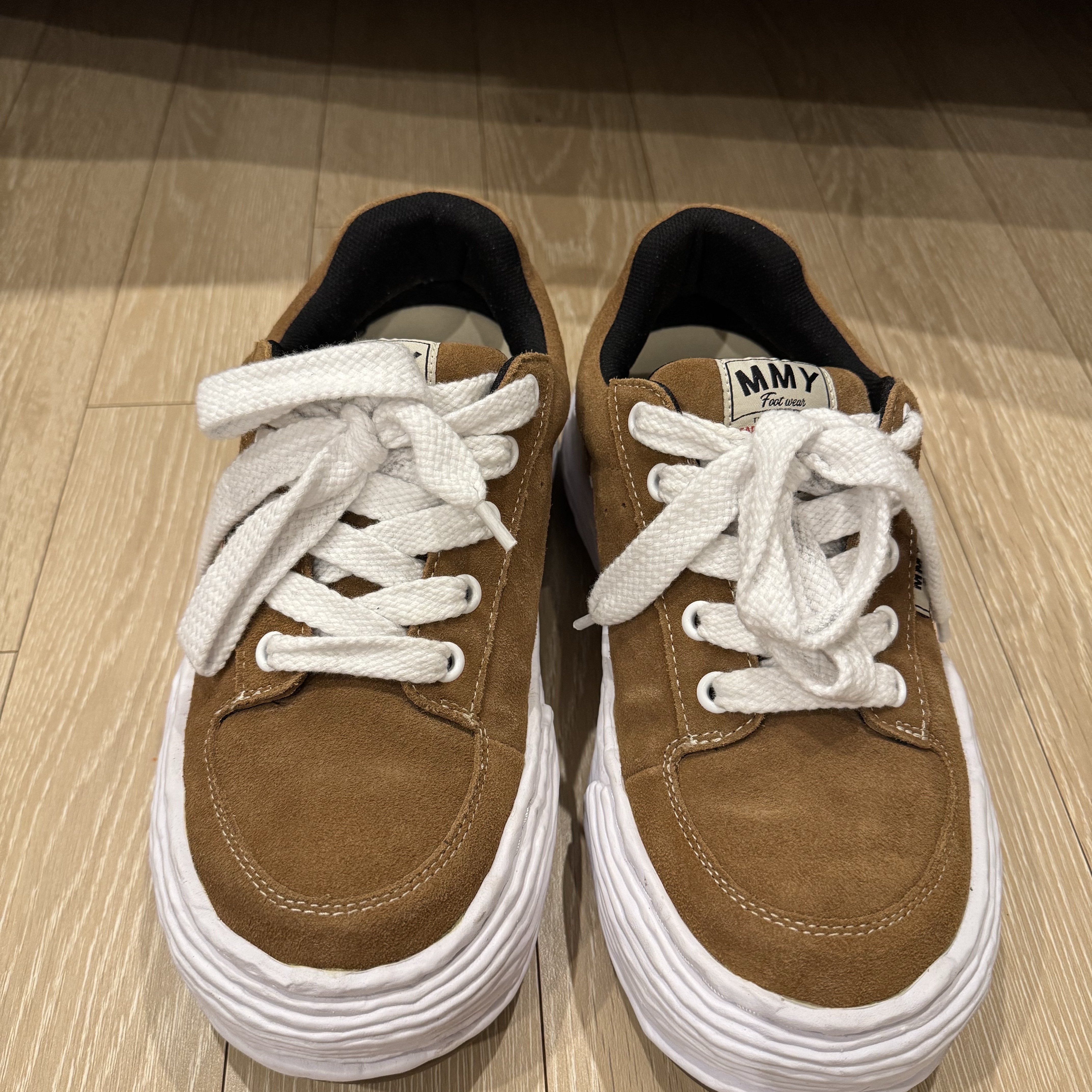 Maison Mihara Yasuhiro Oliver OG Sole Suede Low-top Sneakers Brown 착용 스타일 - 3