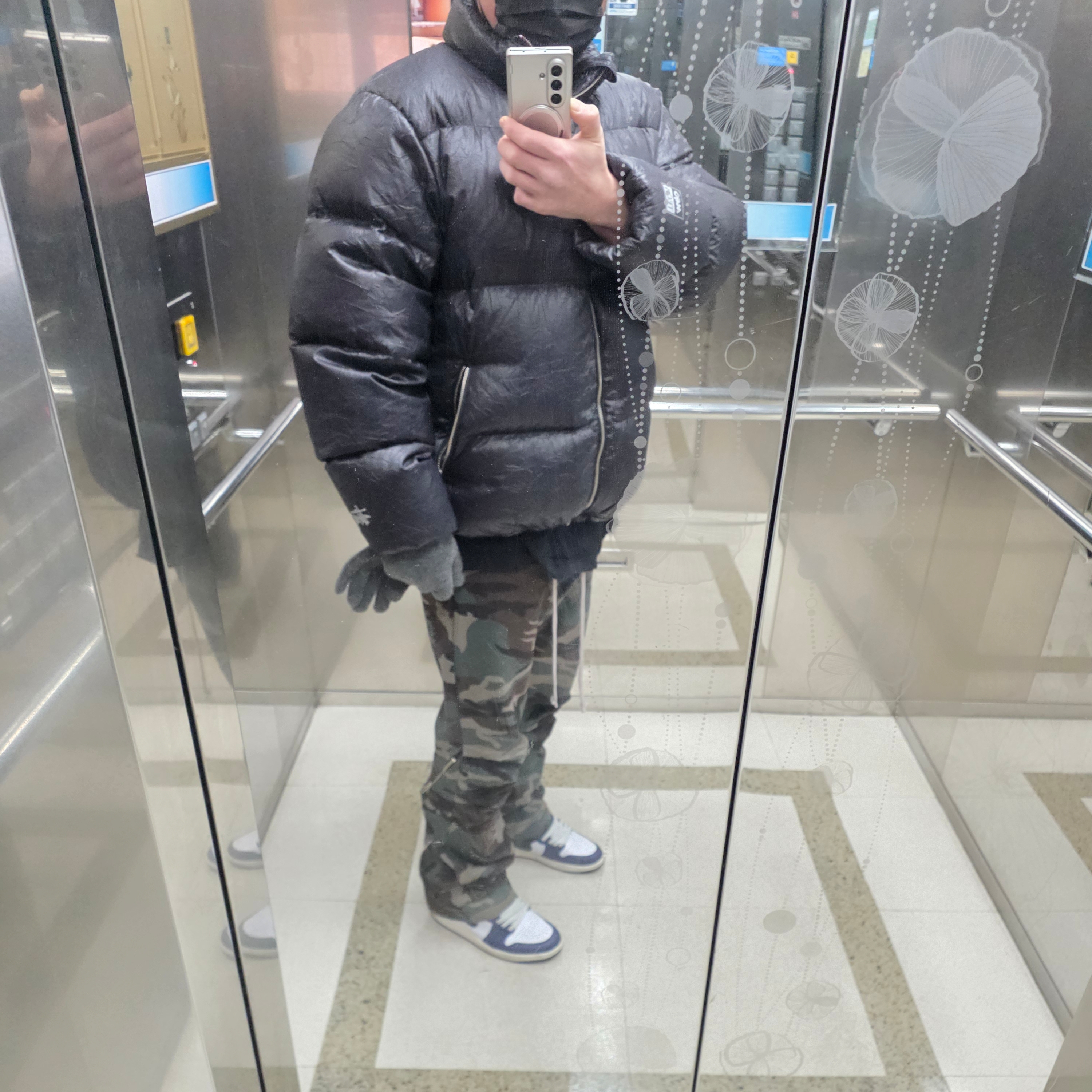 Stussy Wrinkled Nylon Down Puffer Black 착용 스타일 - 1
