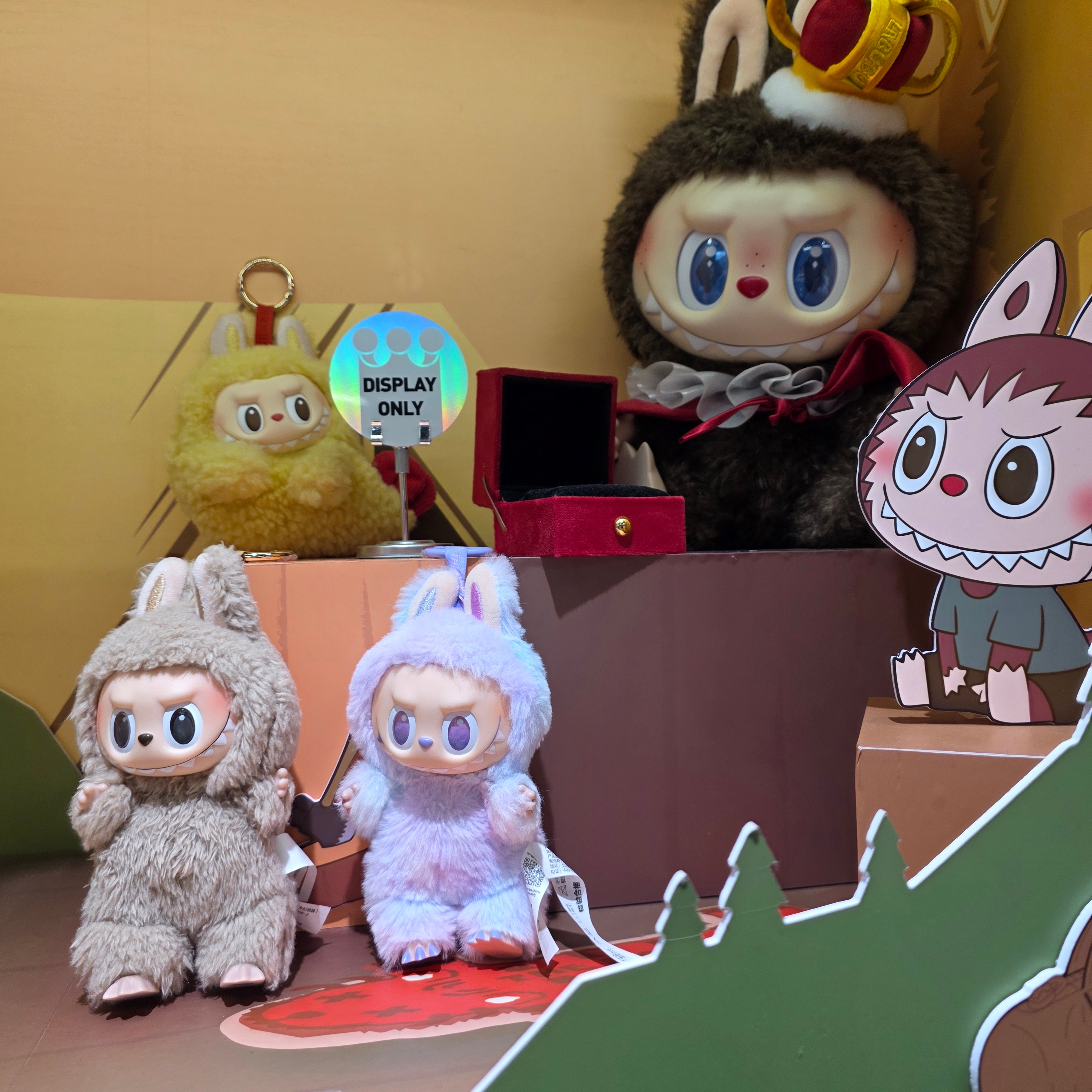 Pop Mart Labubu The Monsters Wacky Mart Series Earphone Case, Pop Mart Labubu The Monsters Highlight Series Luck Keyring (Opened Case) 착용 스타일