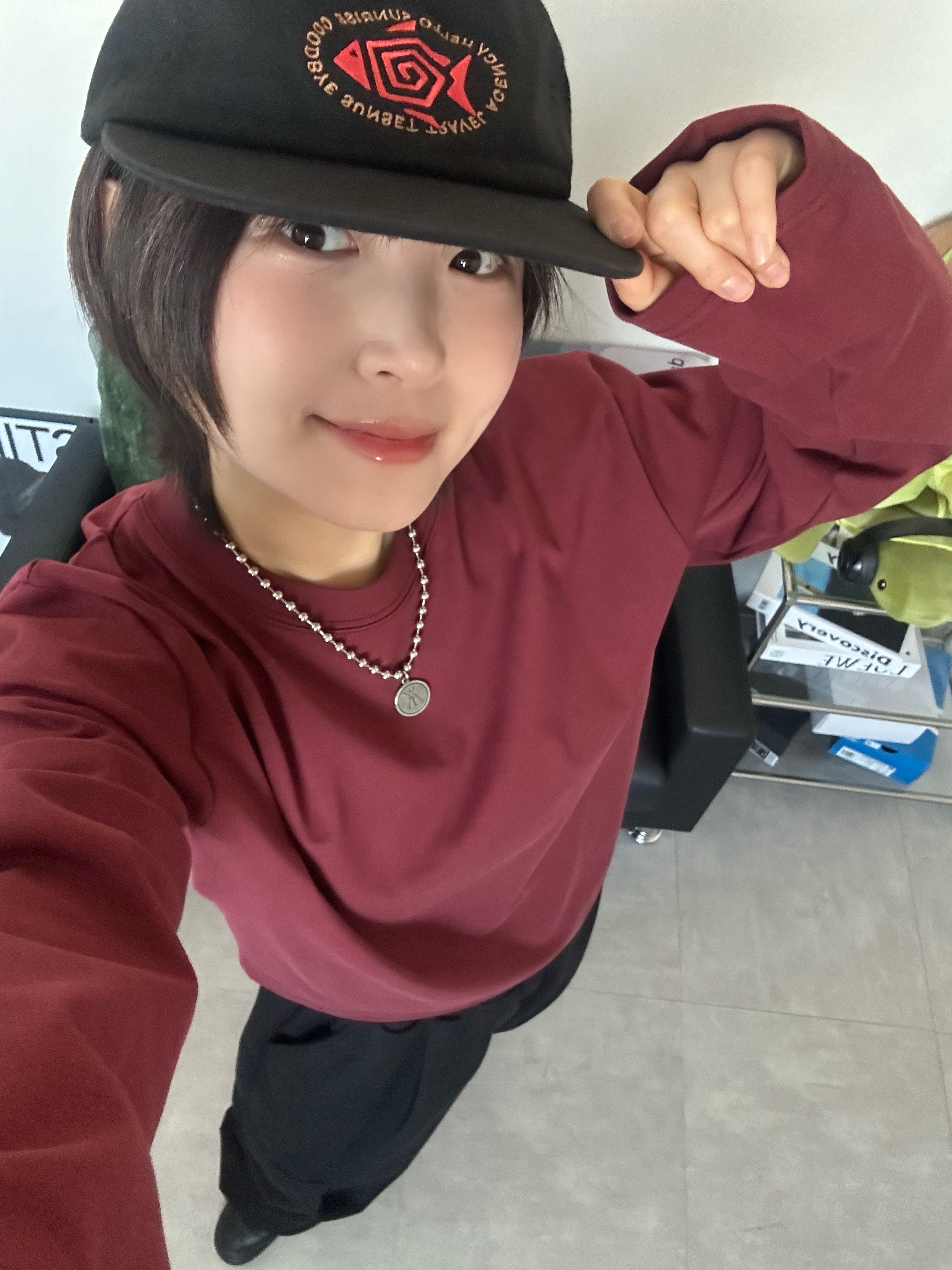 Hello Sunrise Fish Oval Logo Relaxed Fit 6P Cap Black 착용 스타일 - 1