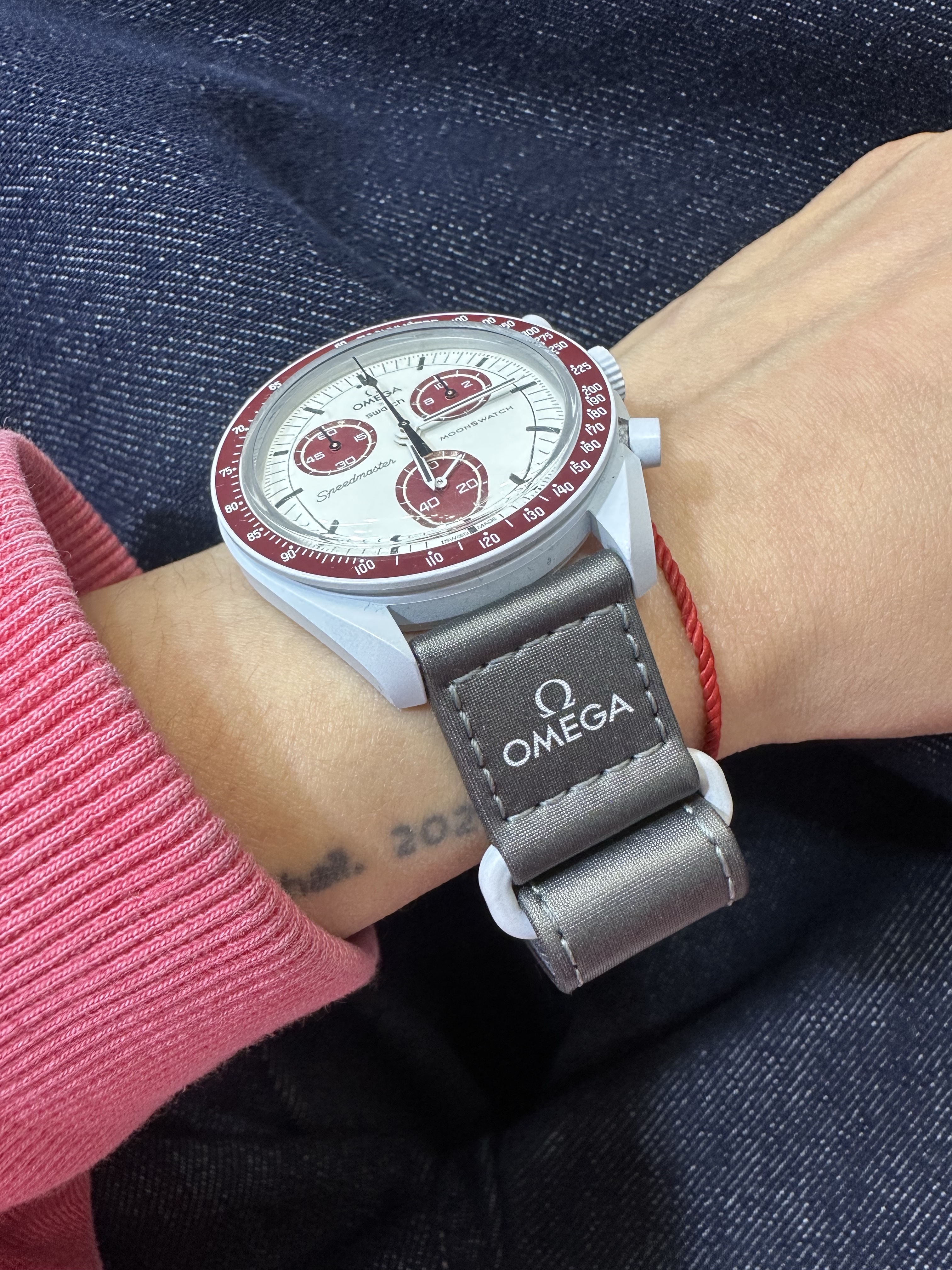 Swatch x Omega Bioceramic MoonSwatch Mission To Pluto 착용 스타일 - 3