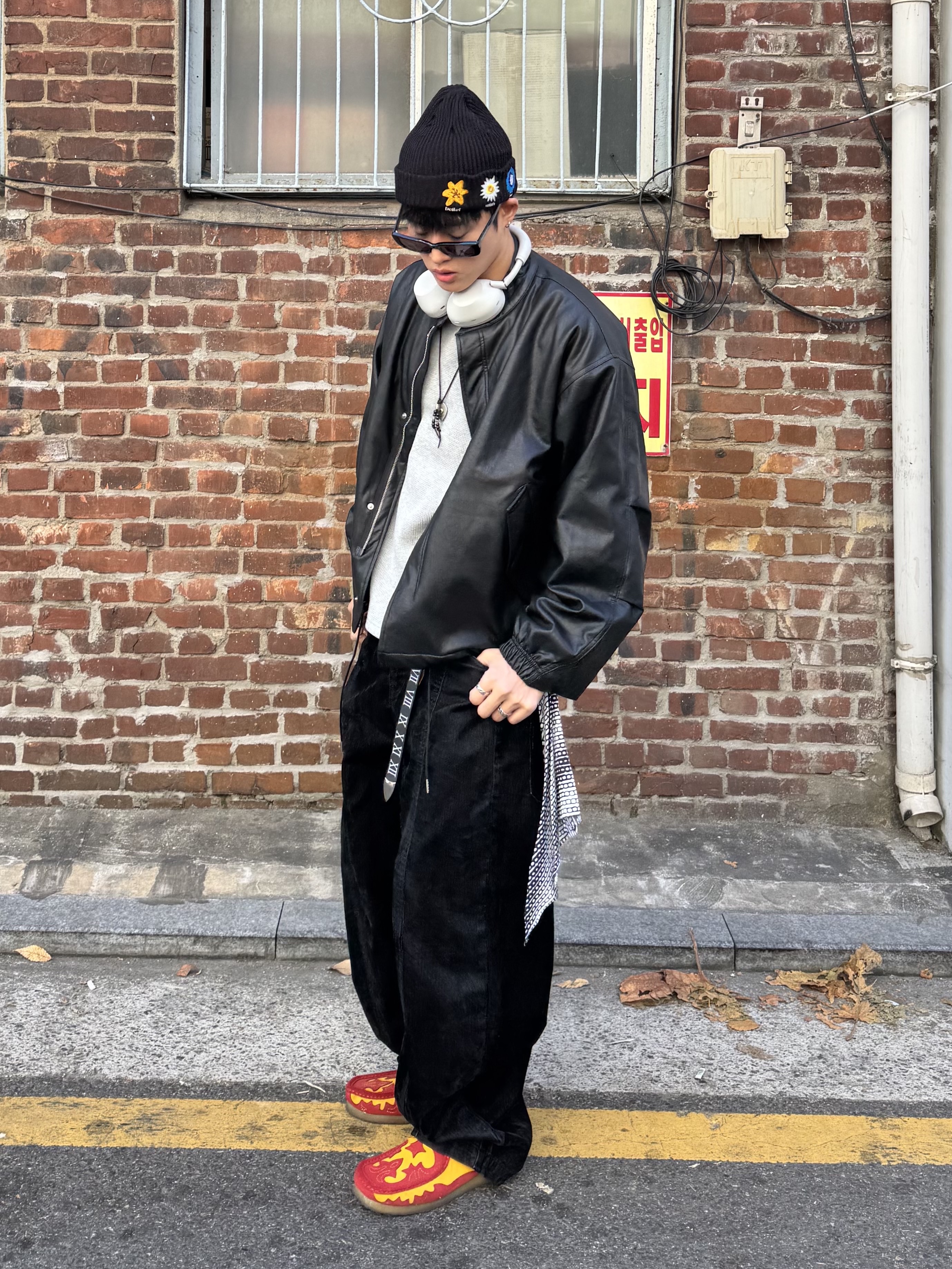 Clarks x Supreme Wallabee Gold, Sony WH-1000XM6 Platinum Silver (Korean Ver.) 착용 스타일 - 2