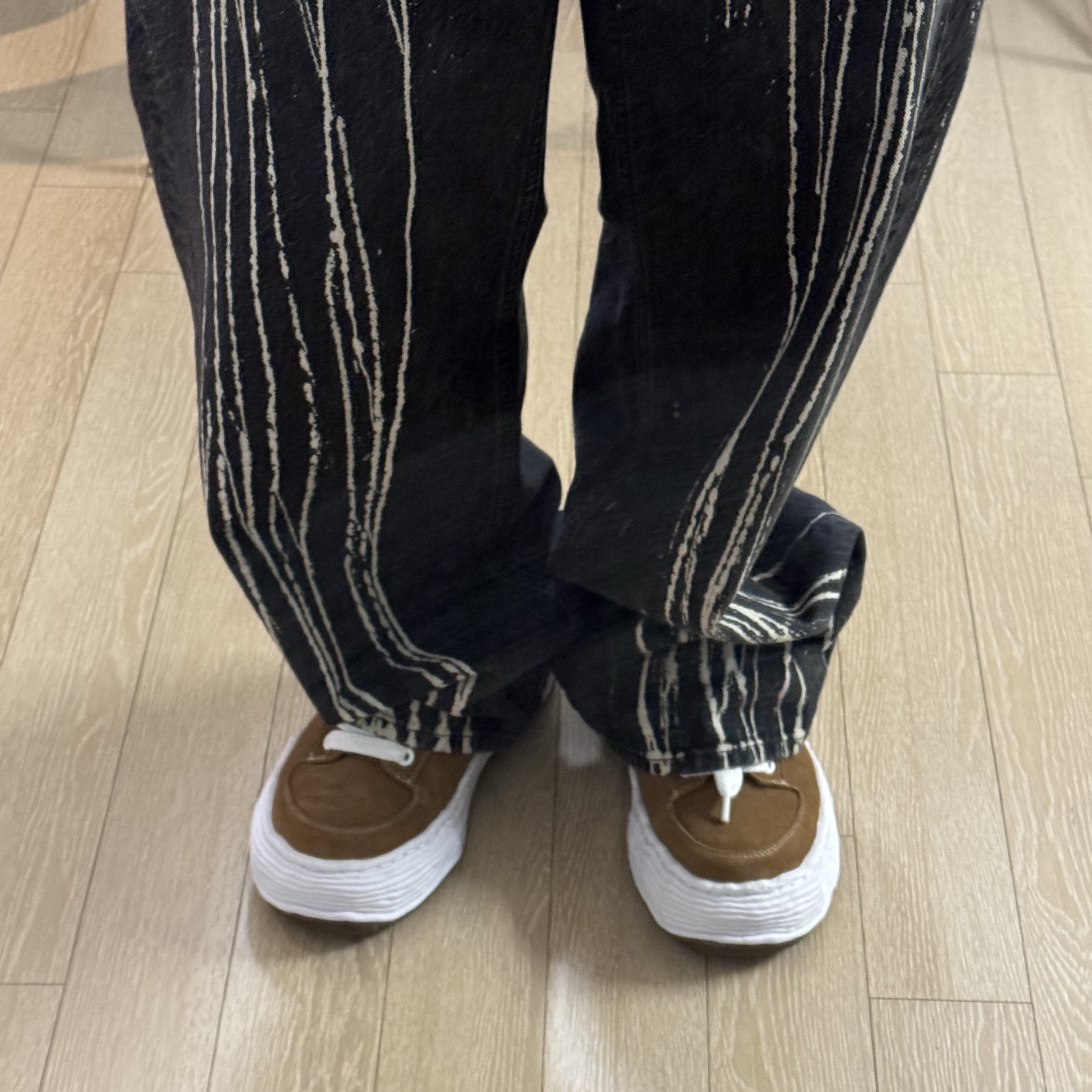 Maison Mihara Yasuhiro Oliver OG Sole Suede Low-top Sneakers Brown 착용 스타일 - 2