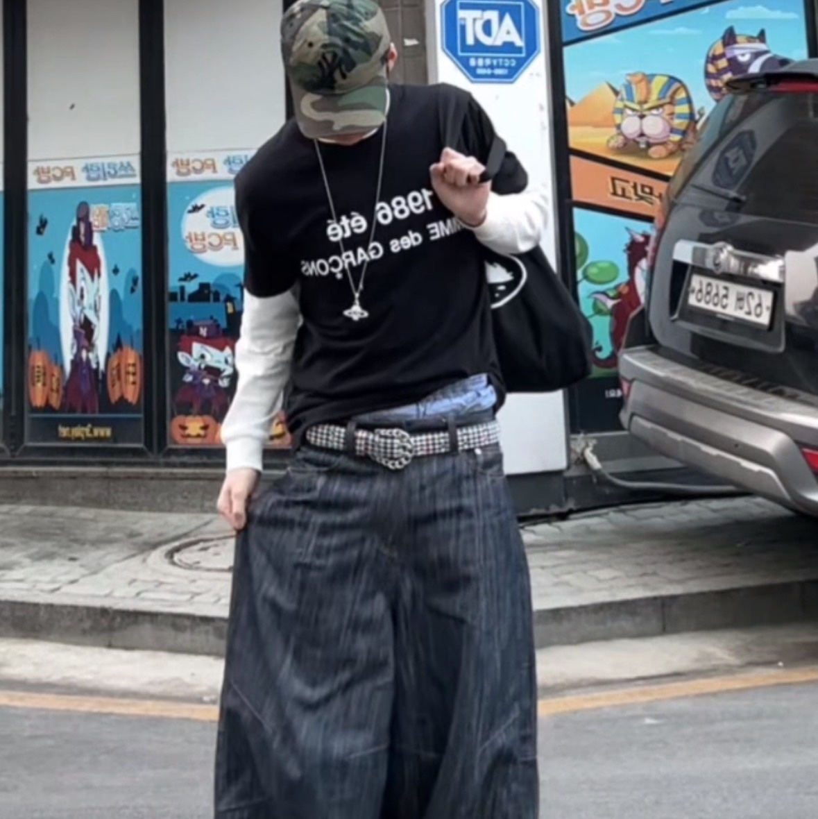 CDG 1986 Comme des Garcons T-Shirt Black, New Era MLB New York Yankees Basic Unstructured Ball Cap Woodland Camo 착용 스타일 - 2