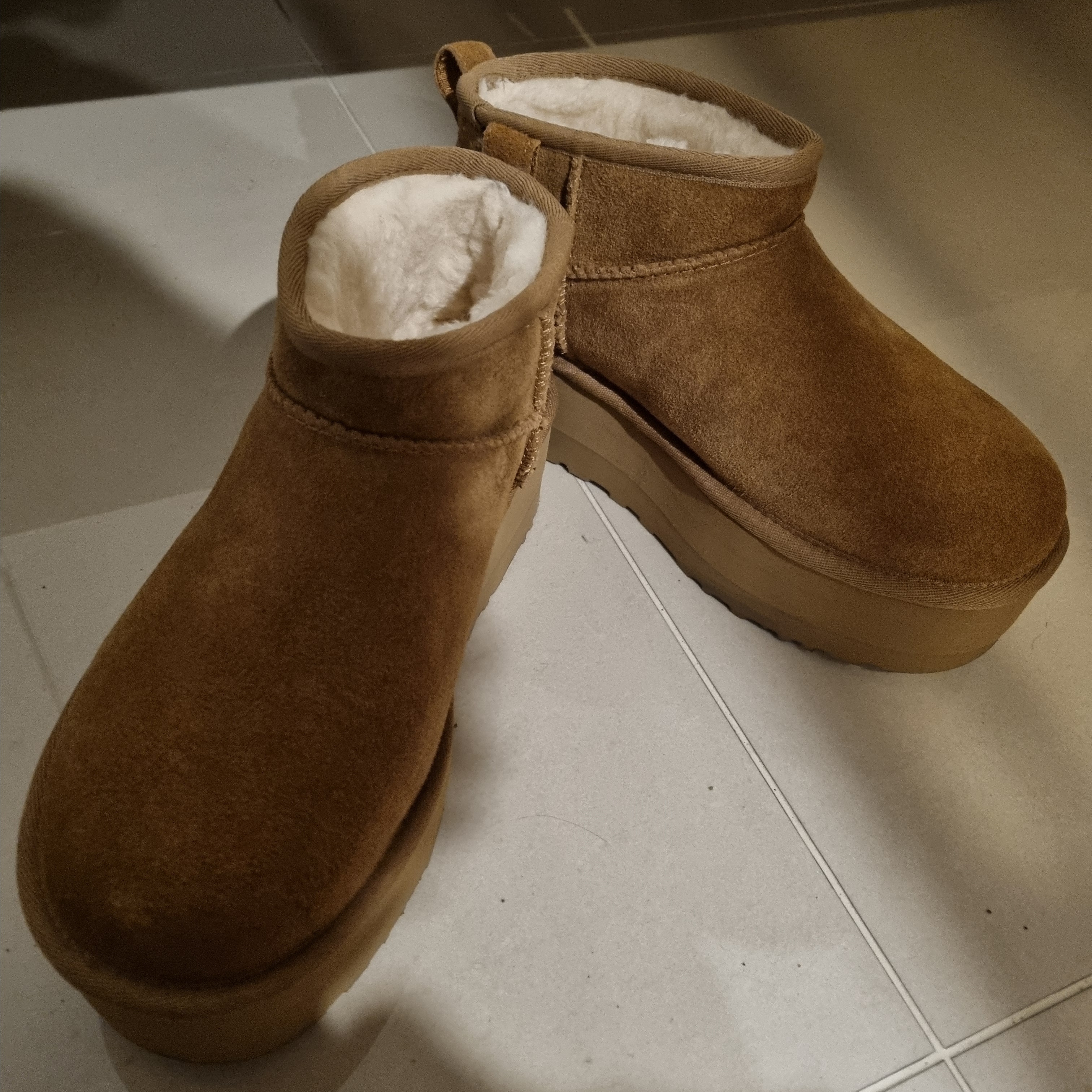 (W) UGG Classic Ultra Mini Platform Boots Chestnut 착용 스타일 - 2