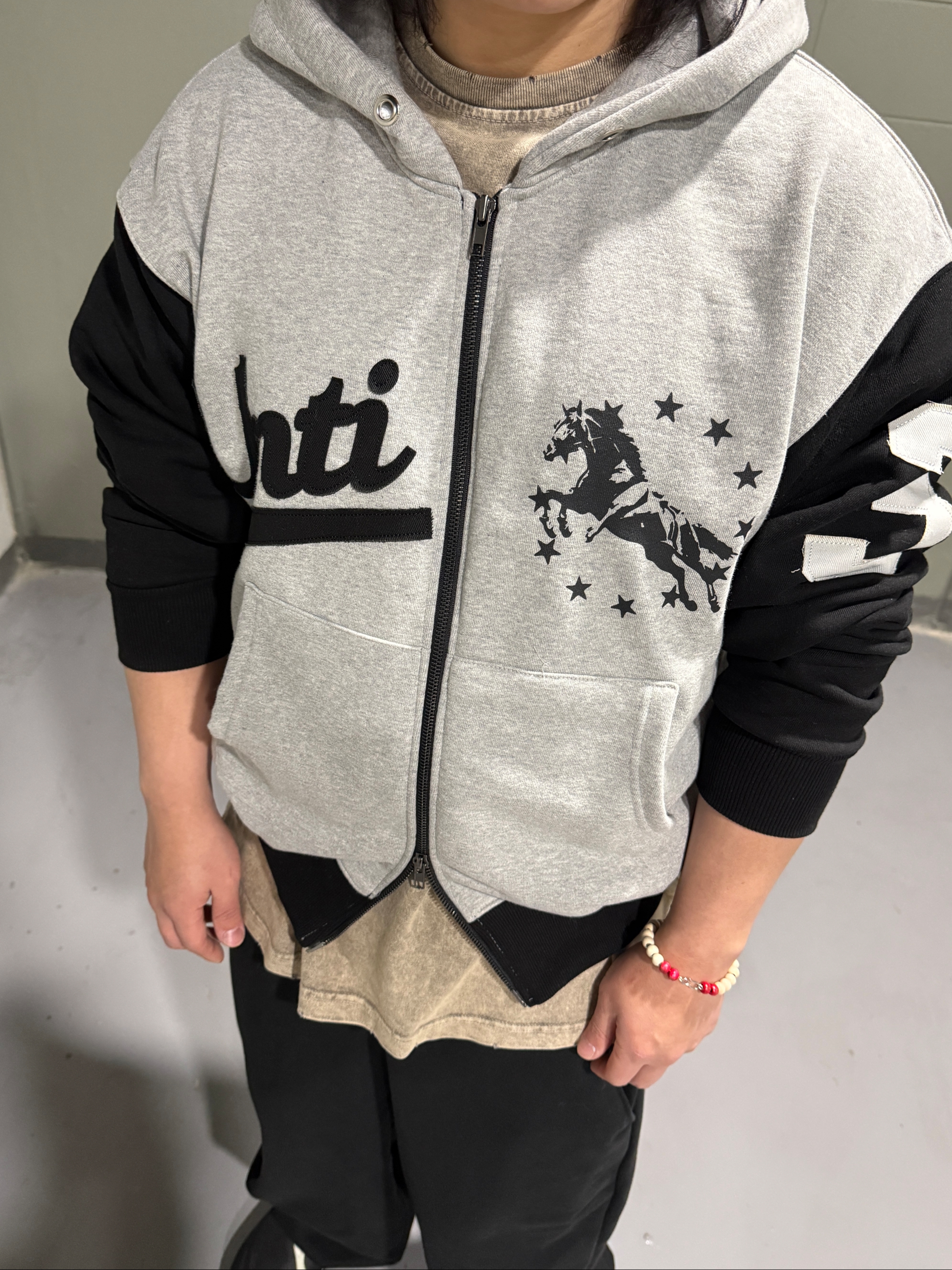 On Running x Post Archive Faction (Paf) Cloudmonster Hyper Black, ROARINGRAD Crusader Over T-shirt Washed Oatmeal 착용 스타일 - 4