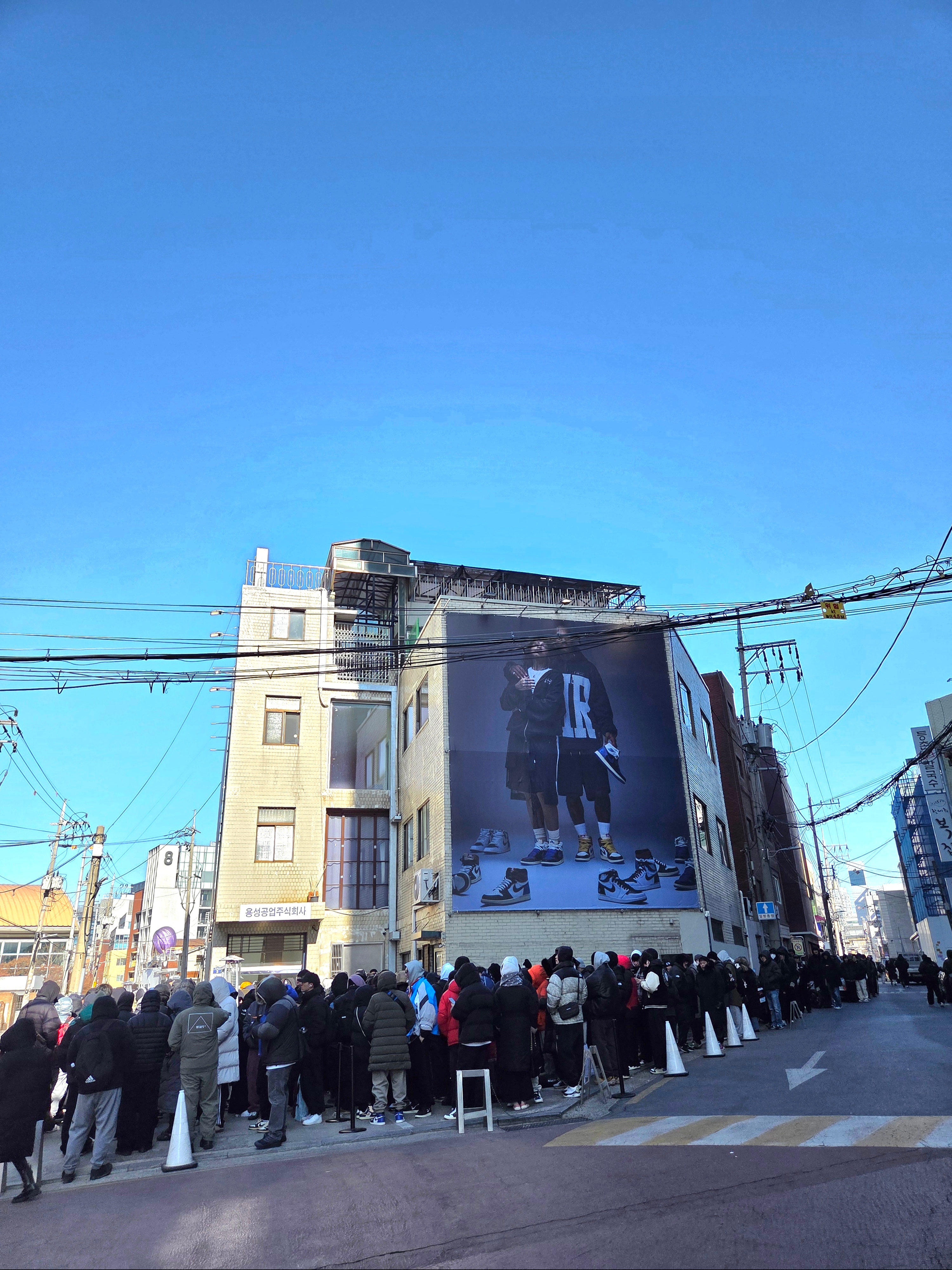 Palace Pertex Frost Balaclava Puffa Black - 22FW, Palace New Era Peak Beanie Black - 24SS 착용 스타일 - 2