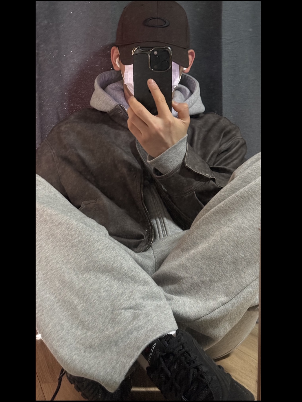 Nike Shox R4 Black Bright Crimson, Oakley Remix Dad Hat Rye 착용 스타일