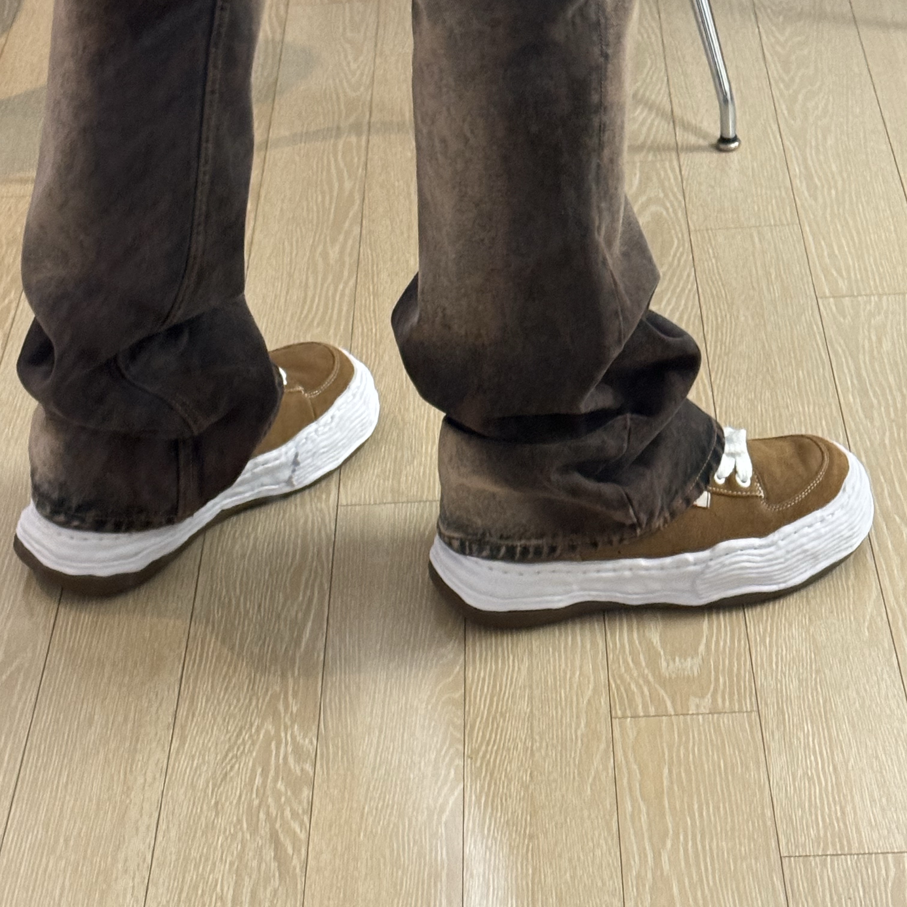 Maison Mihara Yasuhiro Oliver OG Sole Suede Low-top Sneakers Brown 착용 스타일 - 2