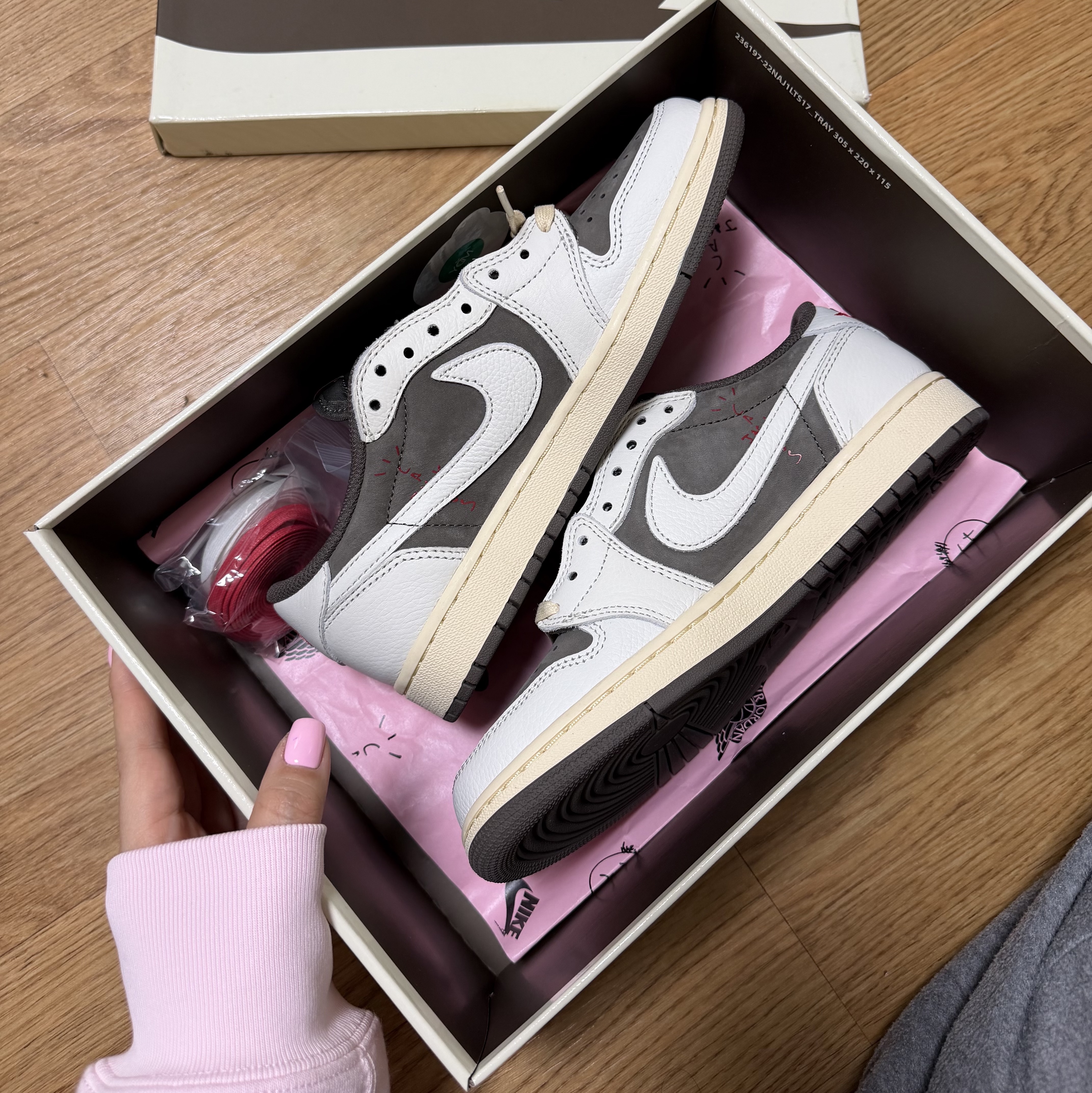 Jordan 1 x Travis Scott Retro Low OG SP Sail and Ridgerock 착용 스타일