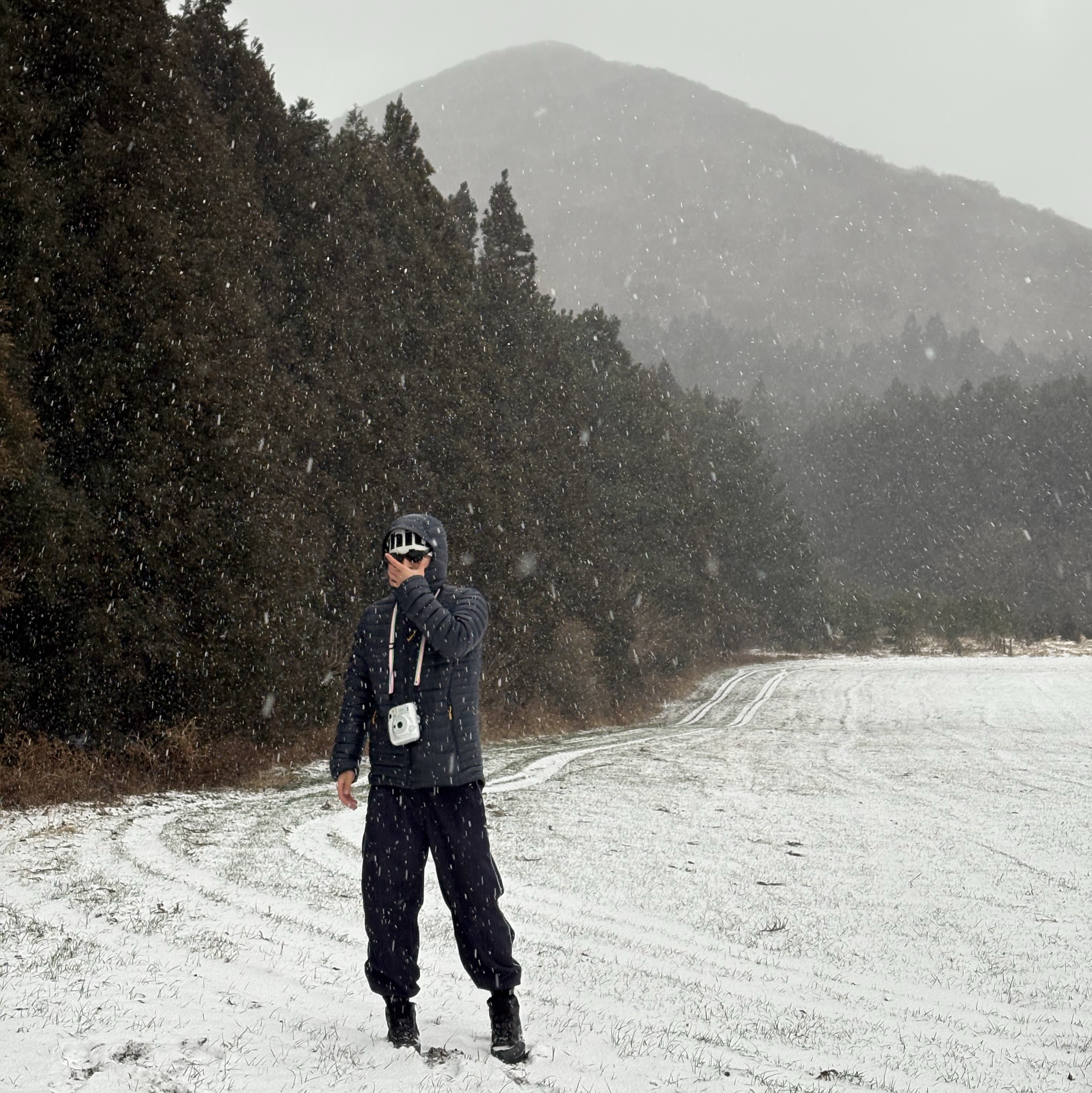[KREAM 단독] runwhither Logo Beanie White, Rab Microlight Alpine Jacket Beluga 착용 스타일 - 2