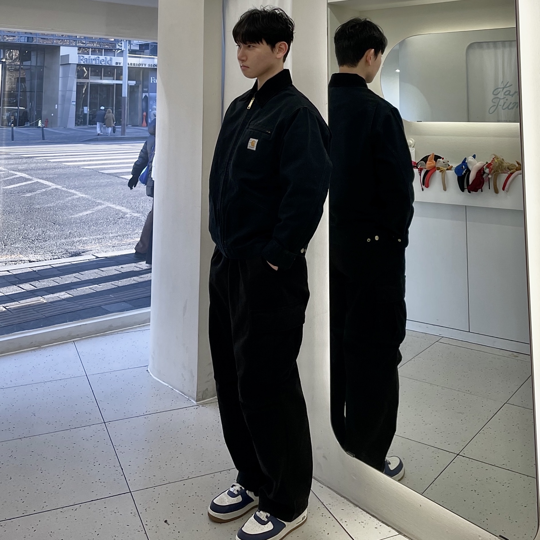 Carhartt WIP OG Detroit Jacket Black Aged Canvas, Carhartt WIP Cole Cargo Pants Black Garment Dyed 착용 스타일 - 1