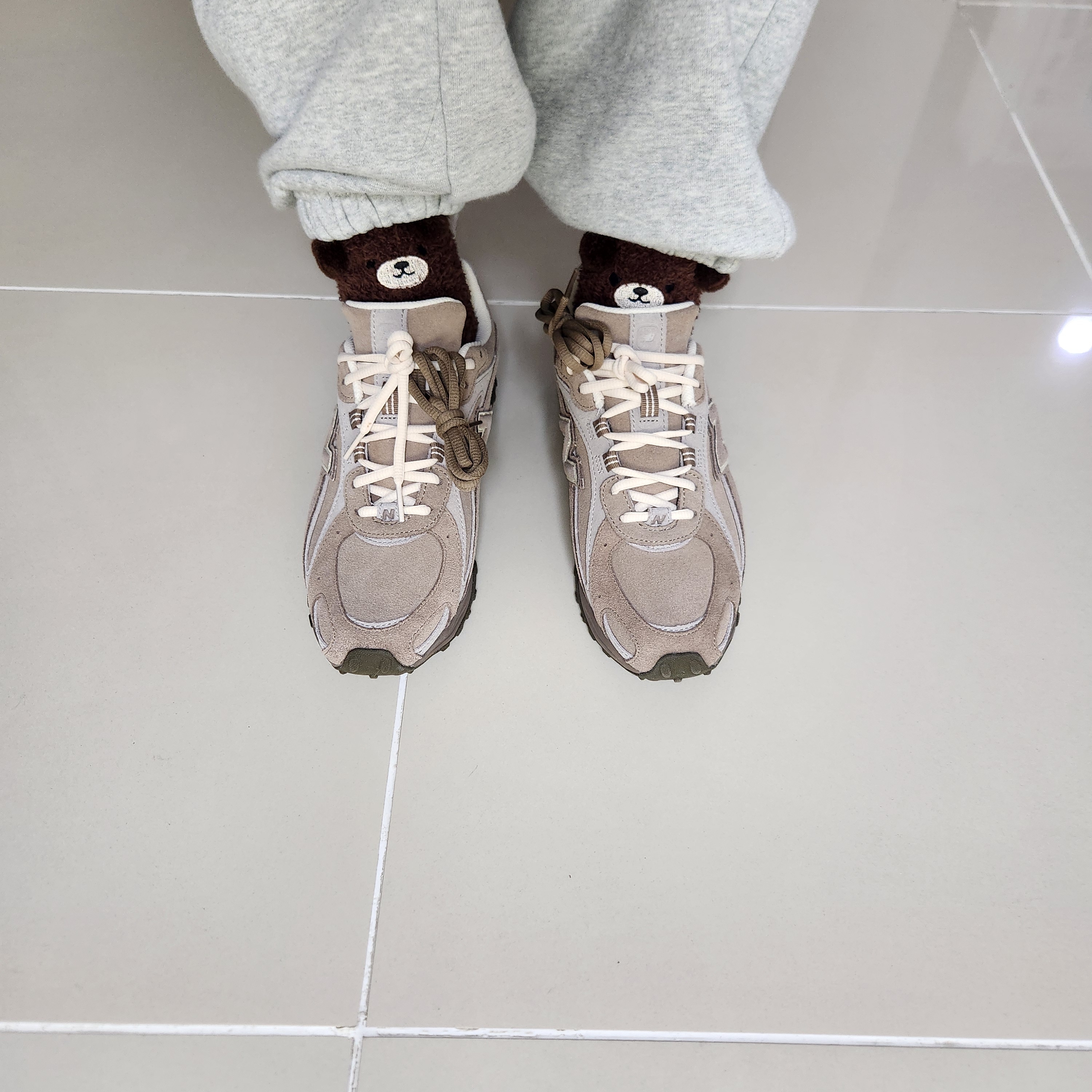 New Balance 204L Suede Mushroom Arid Stone 착용 스타일 - 2