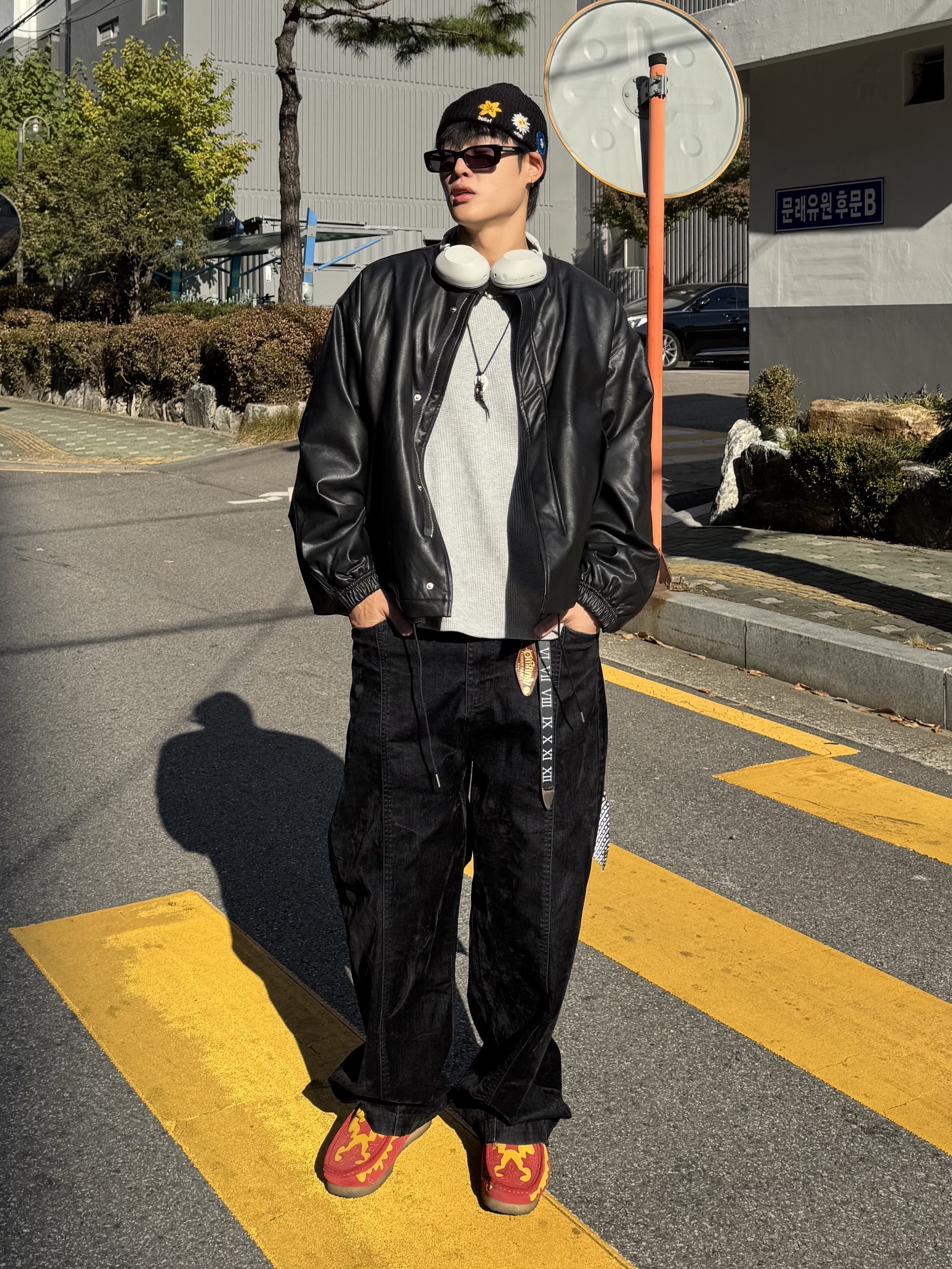 Clarks x Supreme Wallabee Gold, Sony WH-1000XM6 Platinum Silver (Korean Ver.) 착용 스타일 - 3