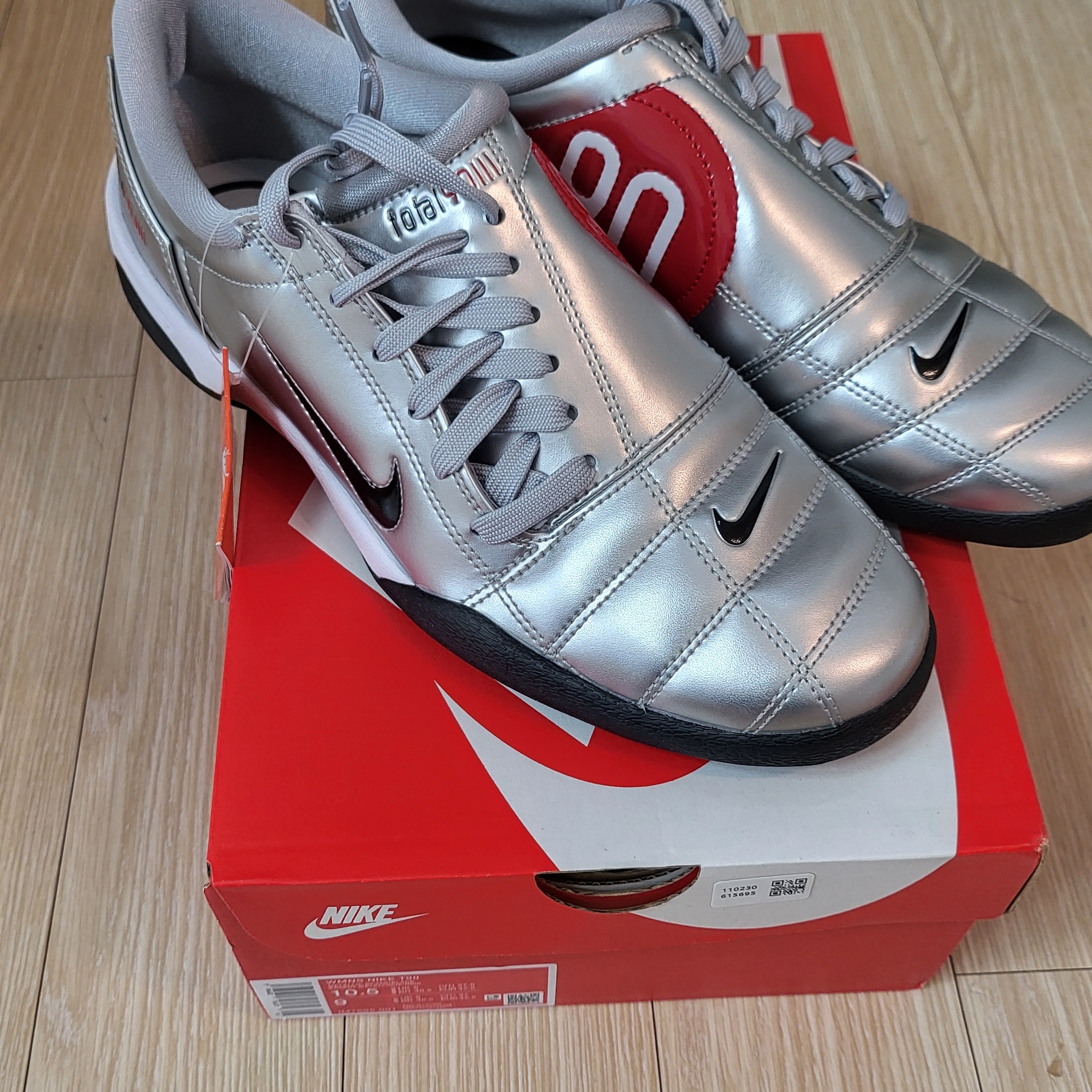 (W) Nike Total 90 Metallic Silver University Red 착용 스타일 - 3