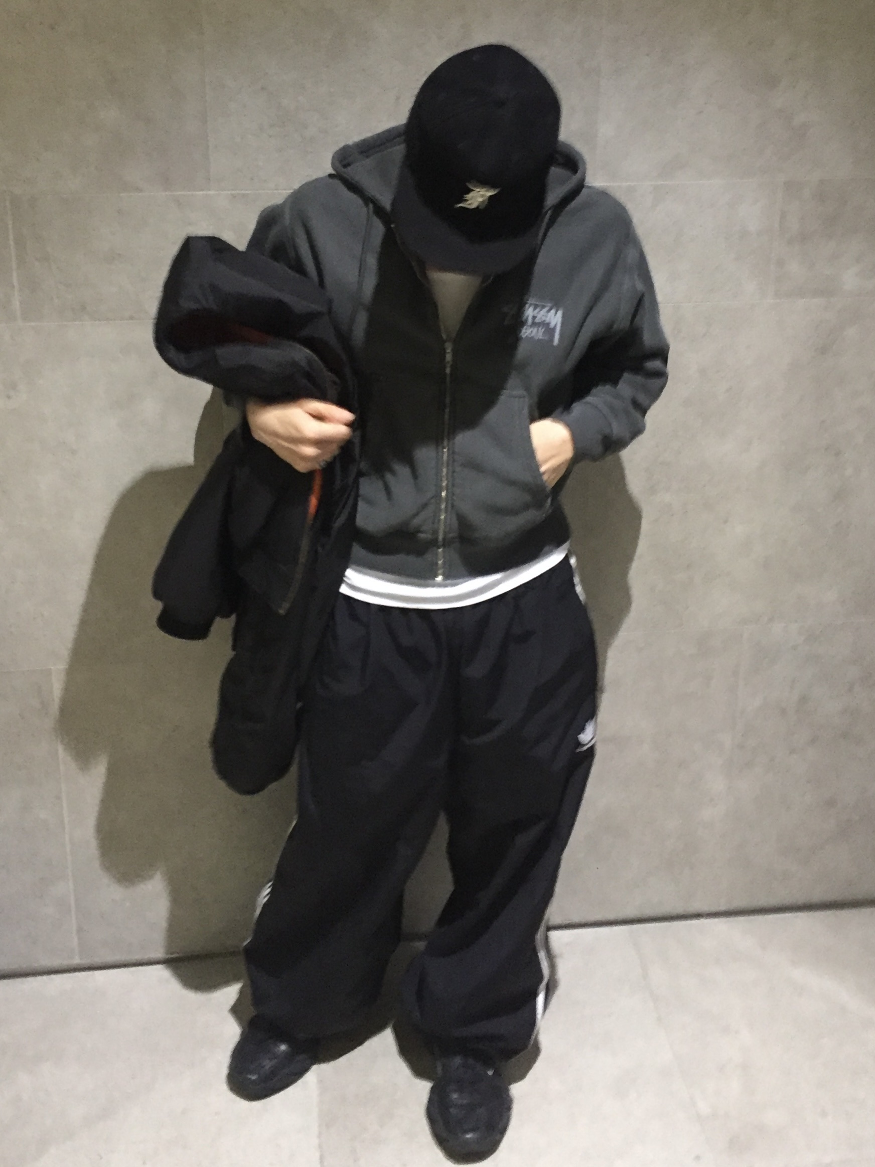 Essentials x New Era Sized Cap Black, Stussy Stock Seoul Zip Hood Black 착용 스타일 - 4