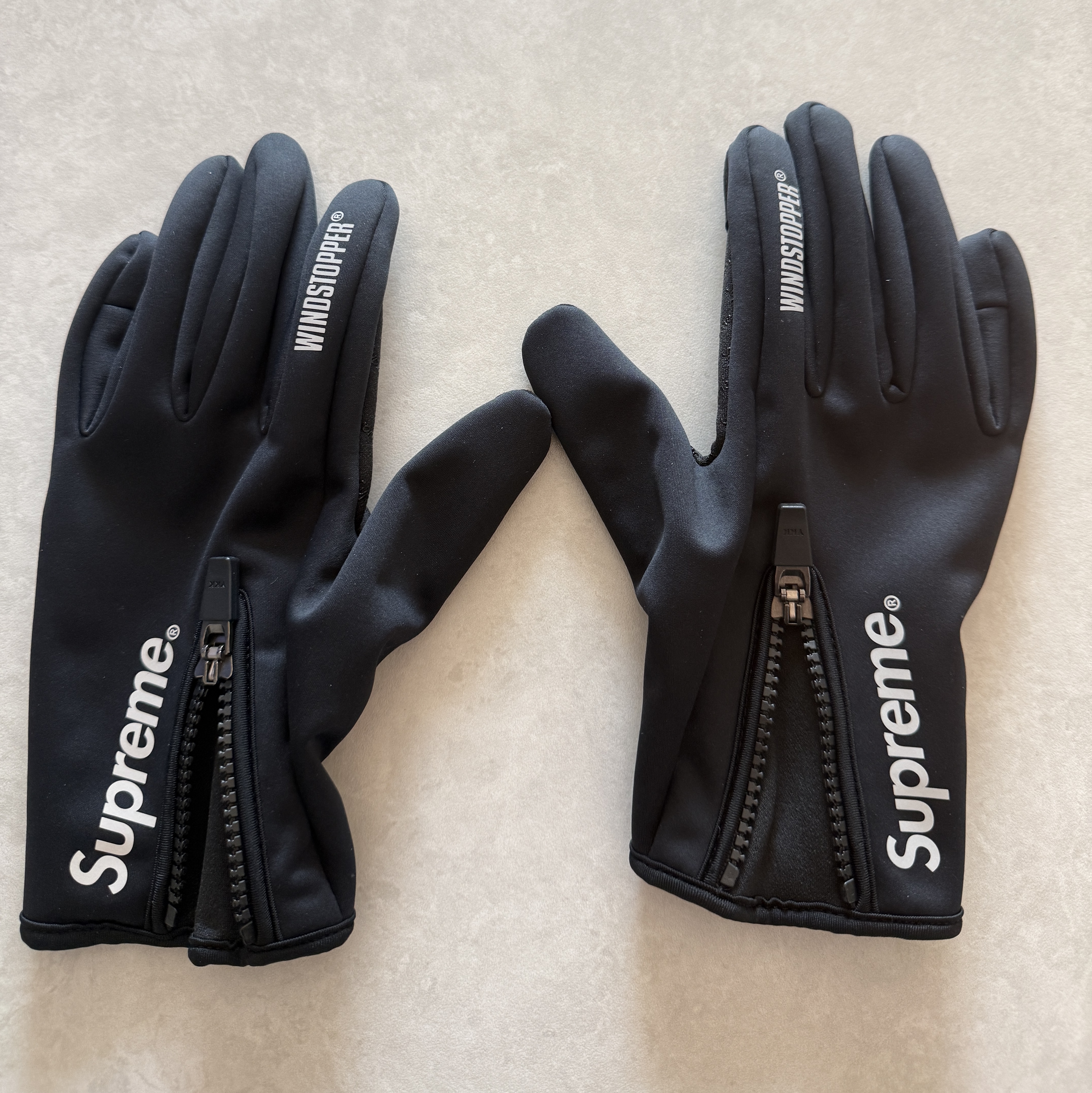 Supreme Windstopper Zip Gloves Black - 25FW 착용 스타일