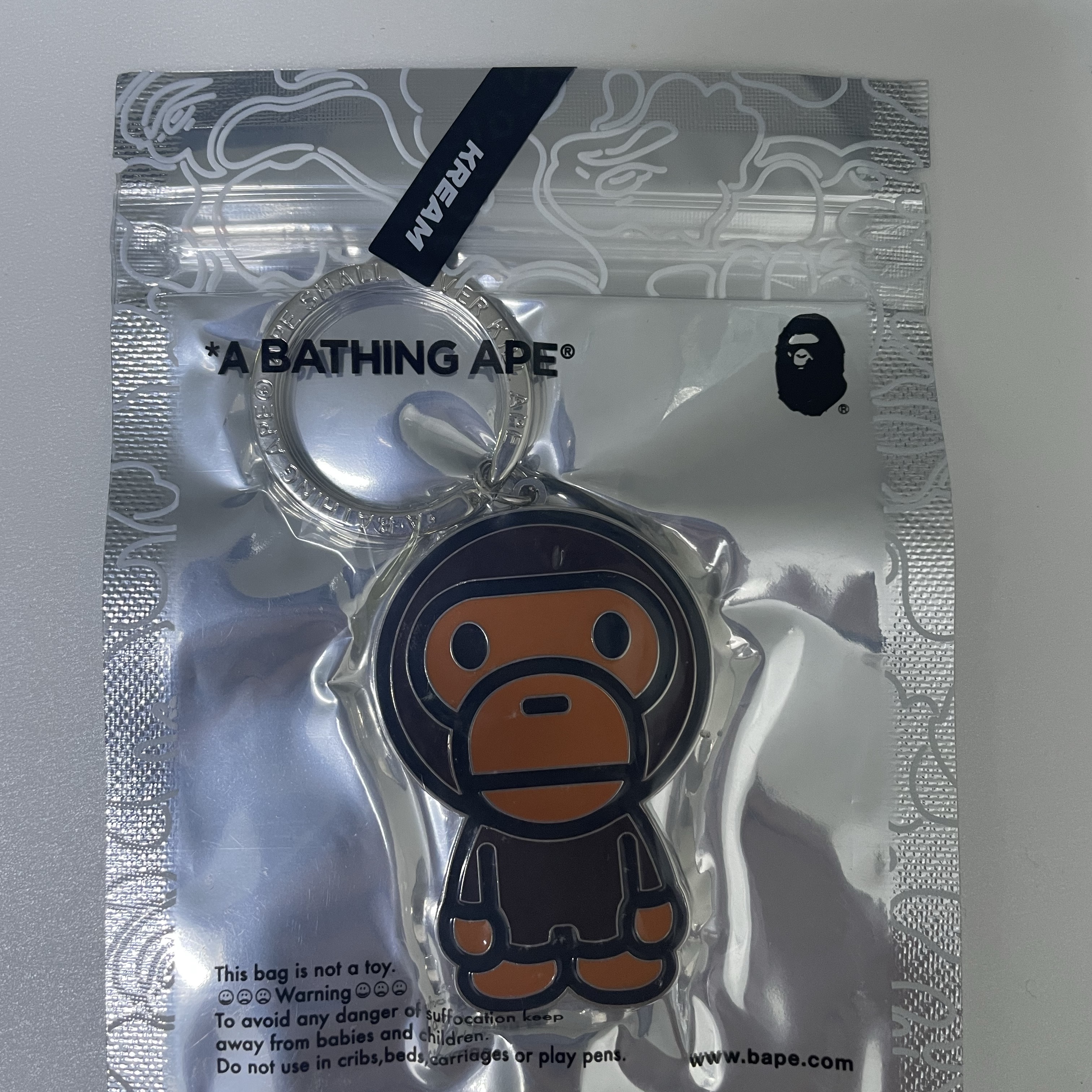 BAPE Baby Milo Metal Keychain Brown 착용 스타일