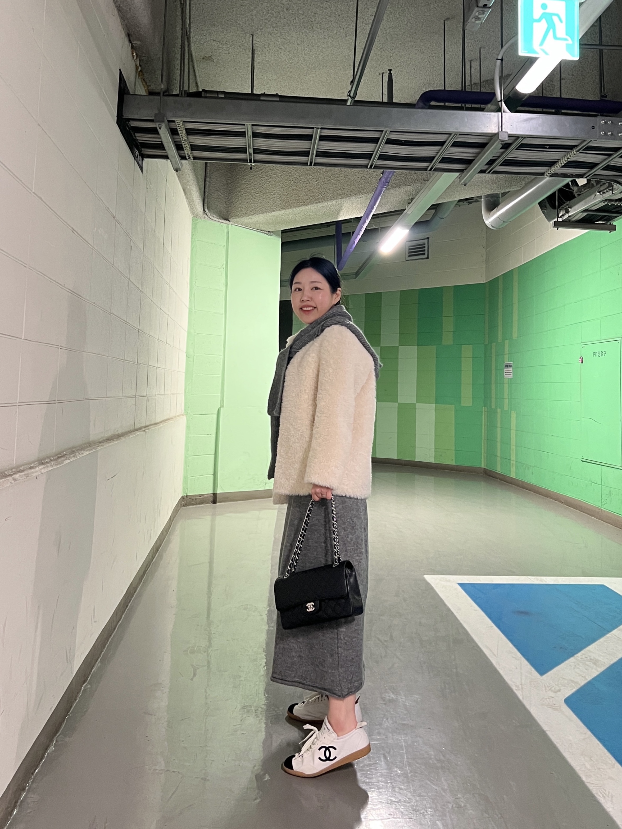 (W) Chanel Sneakers Calfskin & Embossed Suede Calfskin White Black, Chanel Medium Classic Handbag Grained Calfskin & Silver Black 착용 스타일 - 1