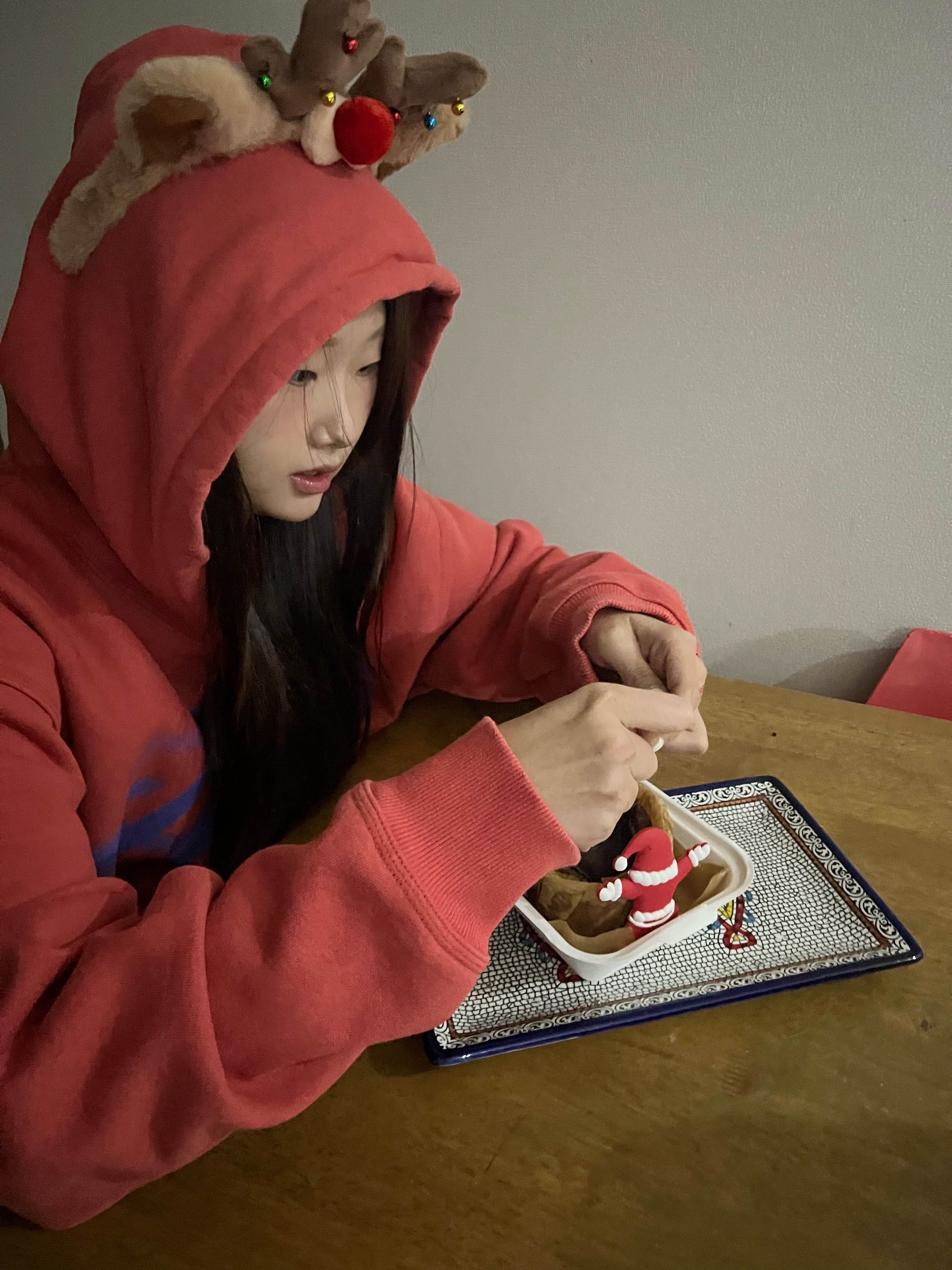 Stussy Barb Hoodie Red 착용 스타일