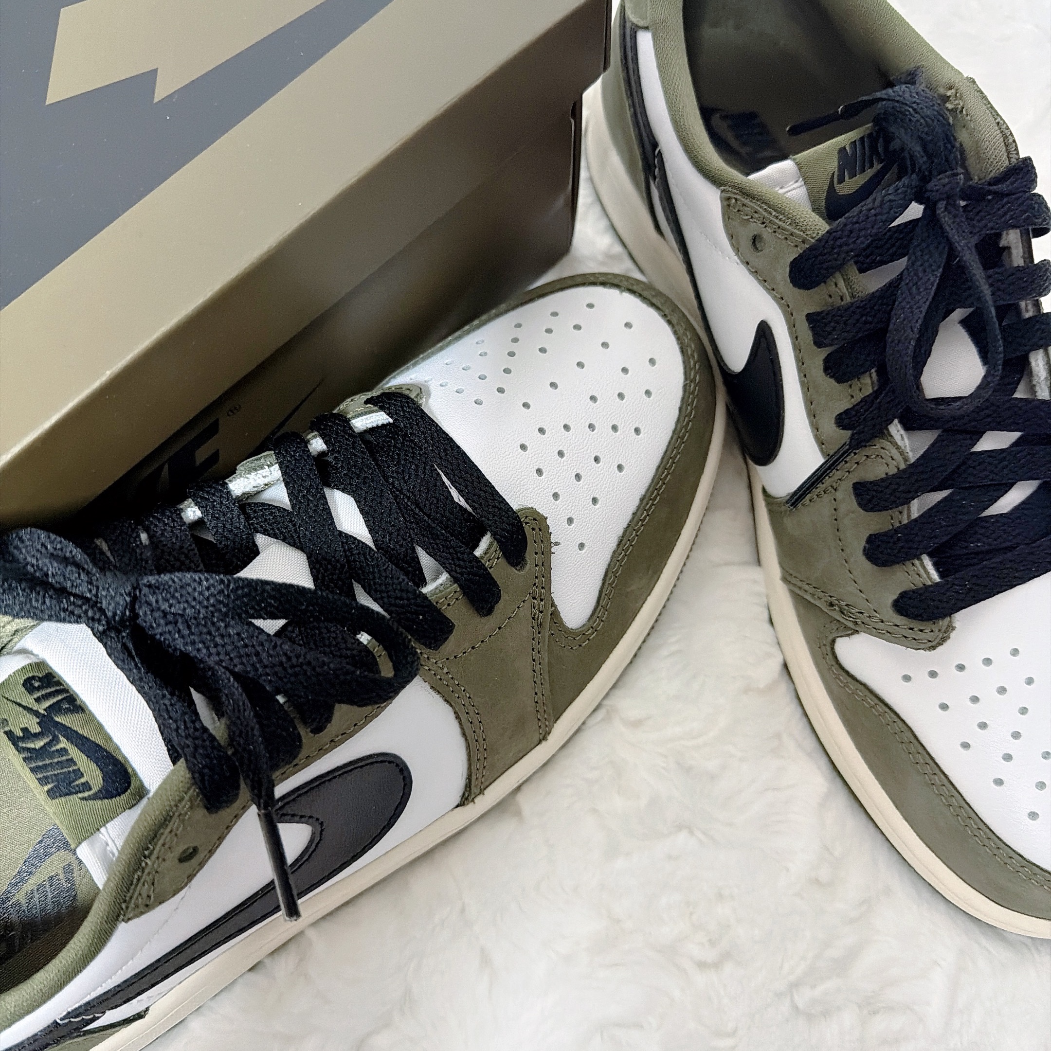 Jordan 1 Retro Low OG Medium Olive and Summit White 착용 스타일 - 2
