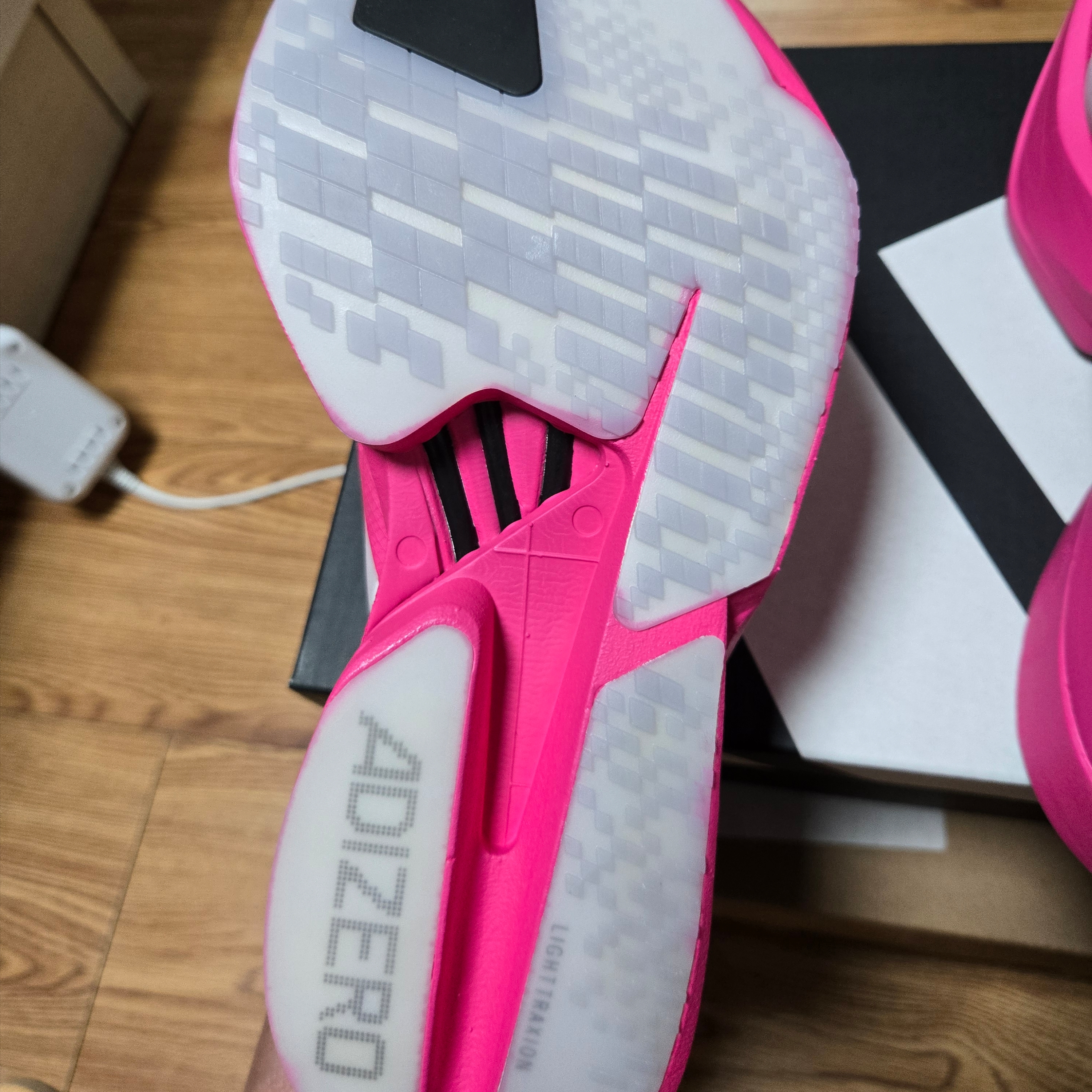 Adidas Adizero Adios Pro 4 Shock Pink Zero Metalic 착용 스타일 - 6