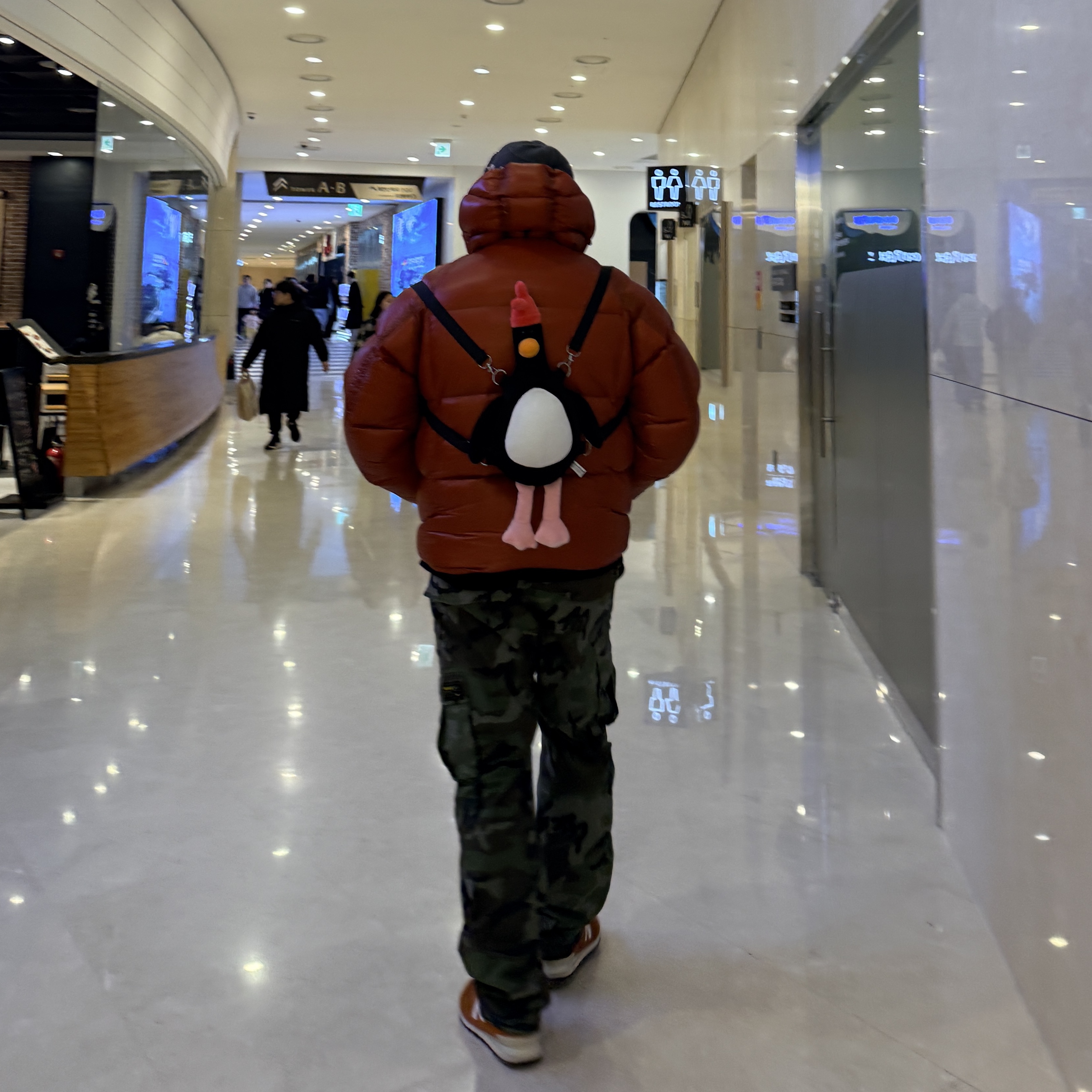 Gentle Monster x Maison Margiela MM114 Black Clear, New Balance 574 Heritage Orange Burst White 착용 스타일 - 3