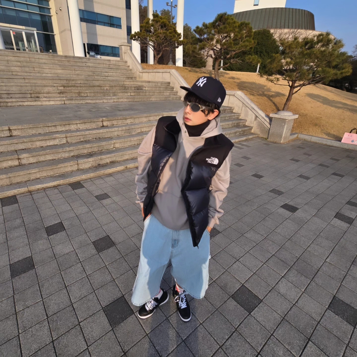 The North Face Novelty Nuptse Vest RDS Dark Gray - 25FW, New Era 59Fifty MLB Authentic New York Yankees Game Navy 착용 스타일 - 2