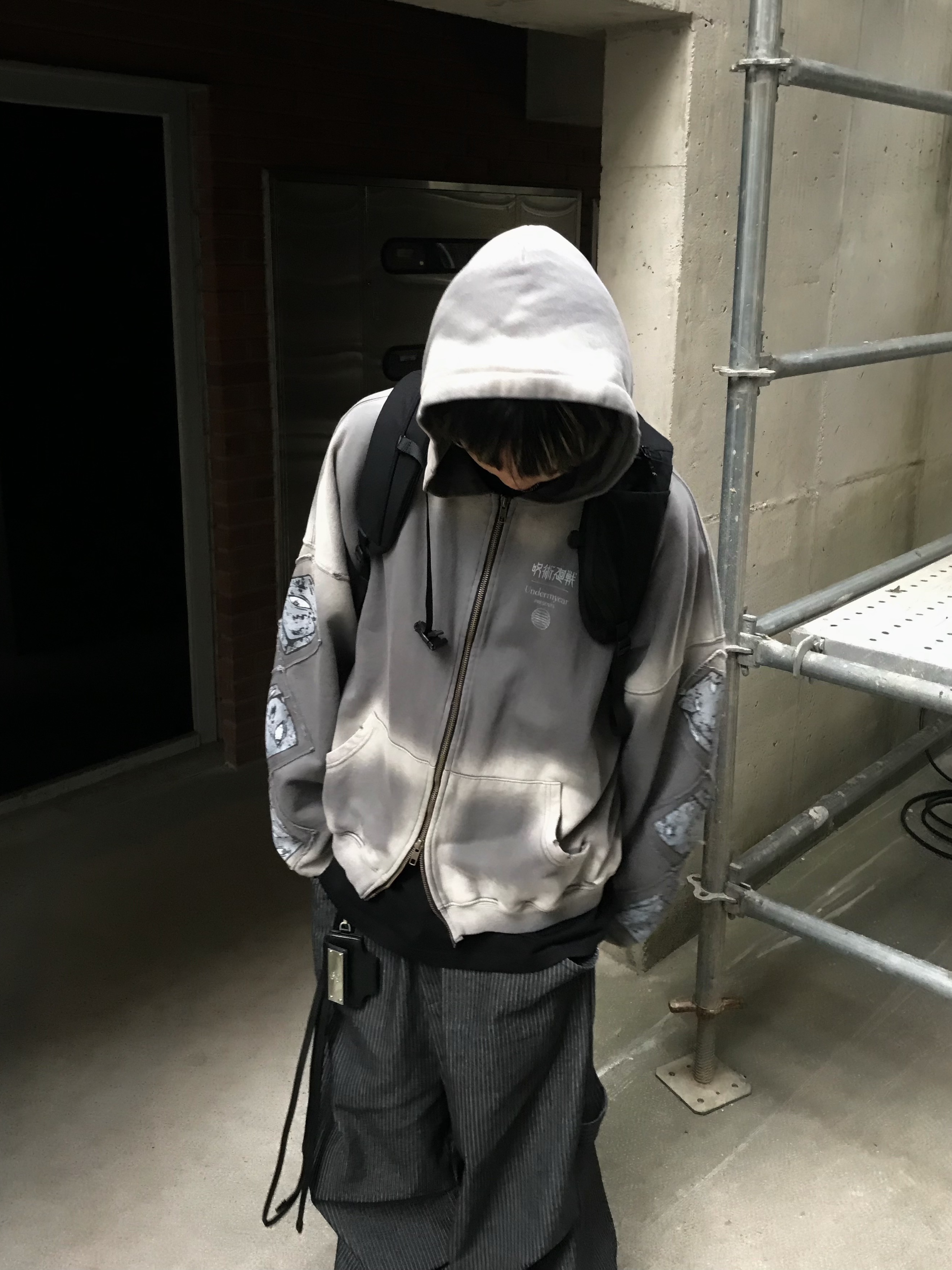 JUJUTSU KAISEN Undermycar Prison Realm Patch Vtg Zipped Hoodie Charcoal 착용 스타일 - 2