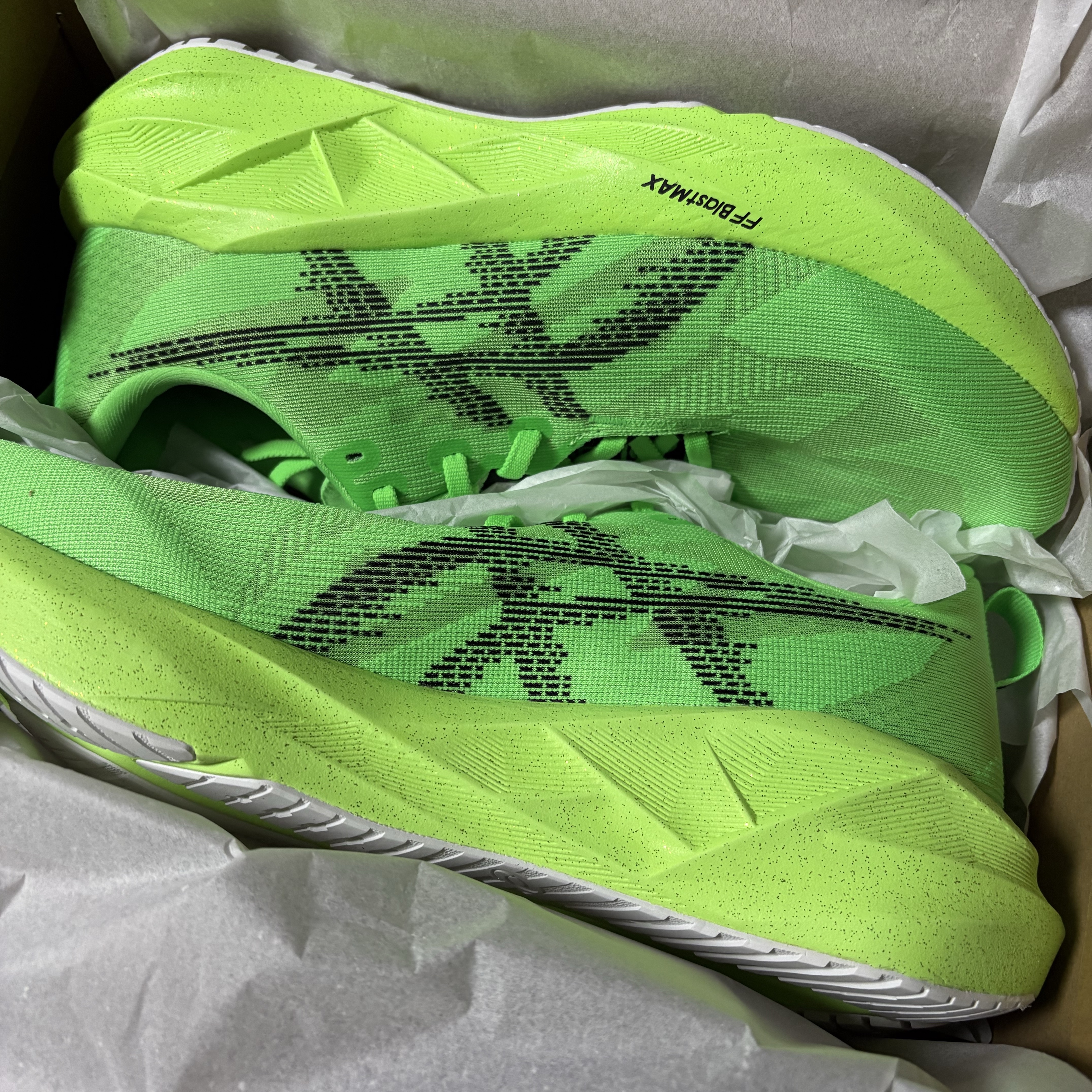 Asics Novablast 5 Ekiden Vital Green Black 착용 스타일 - 1